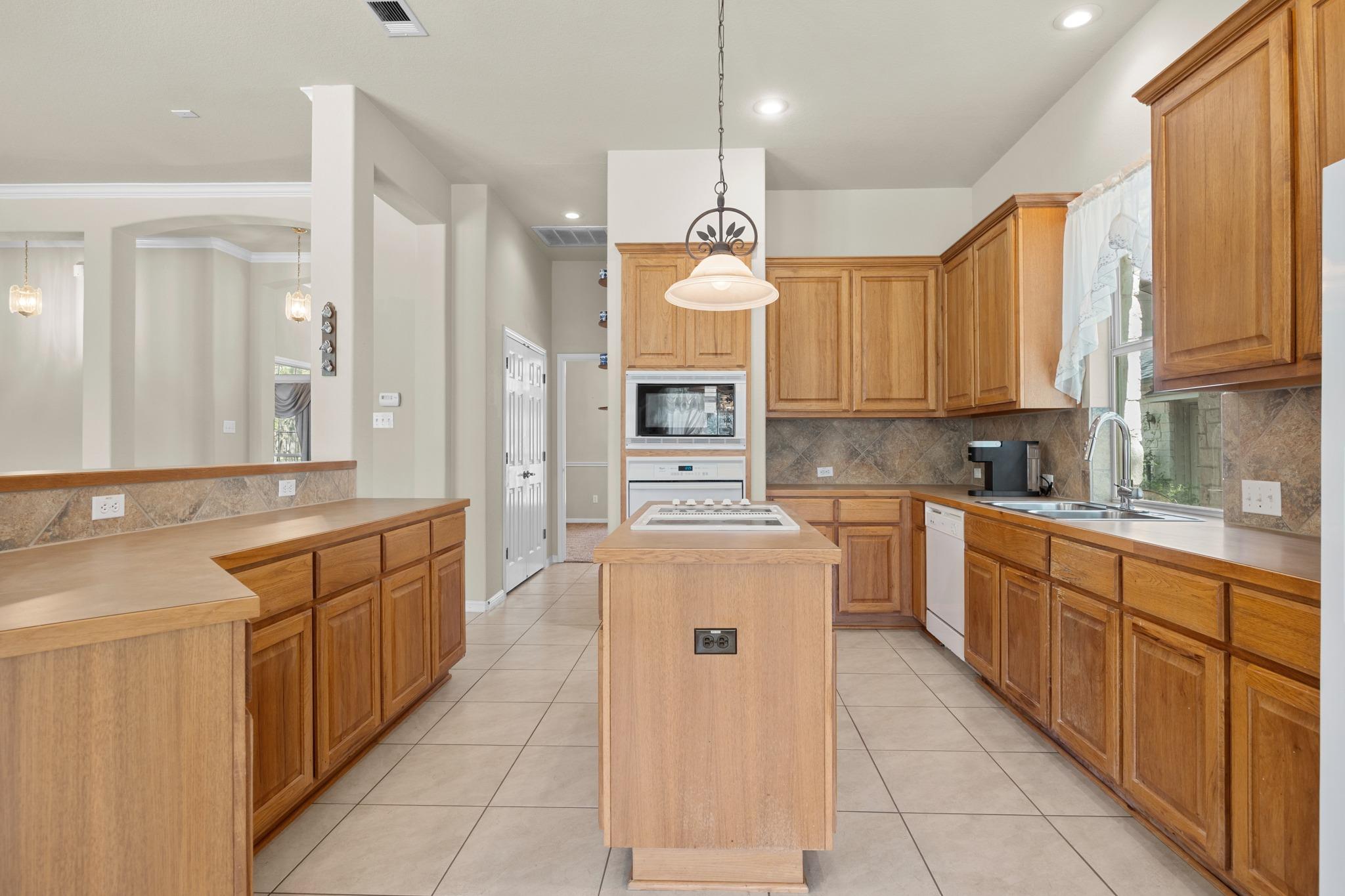 105 Oak Plaza Dr, Georgetown, TX 78628