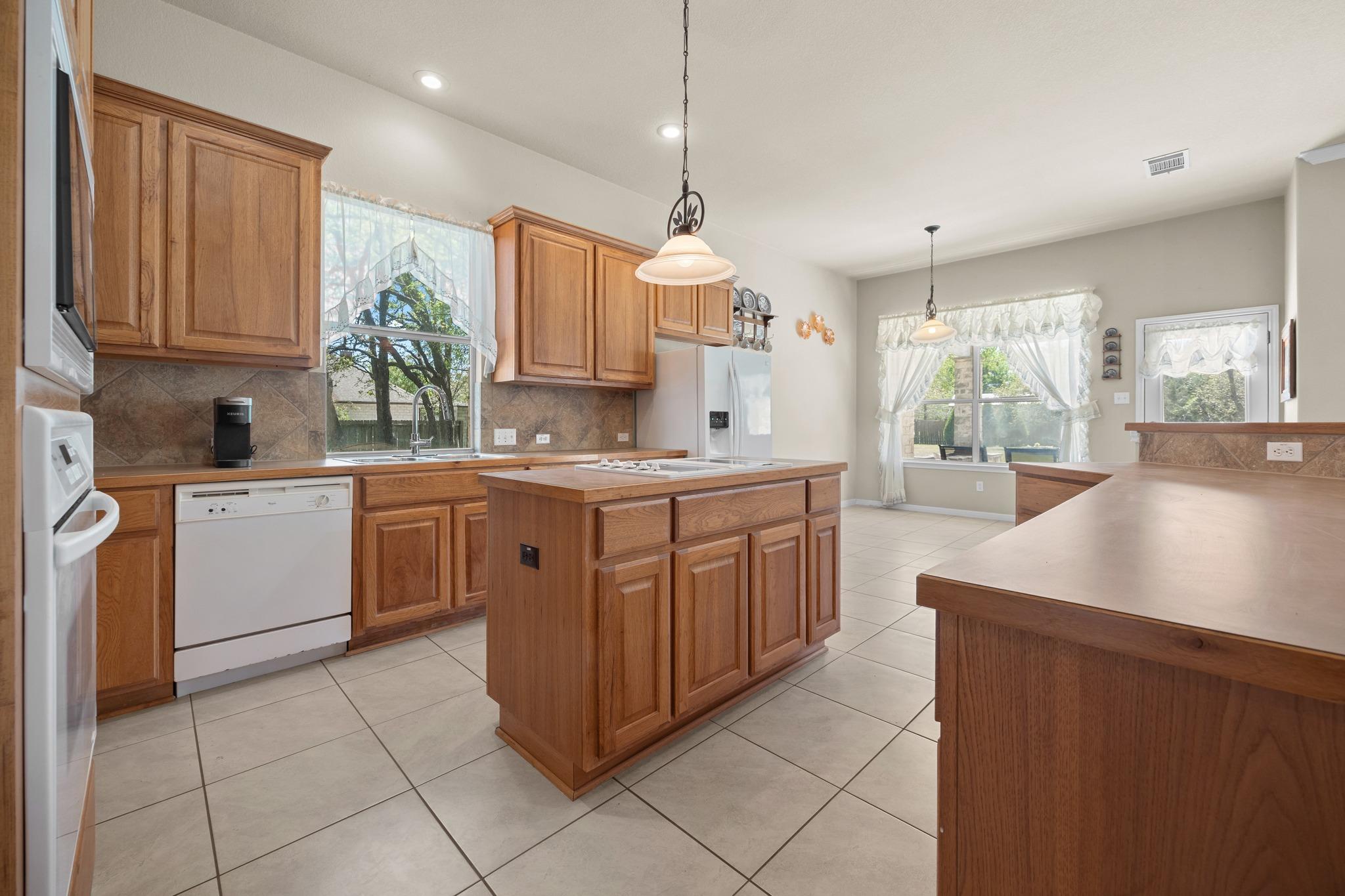 105 Oak Plaza Dr, Georgetown, TX 78628