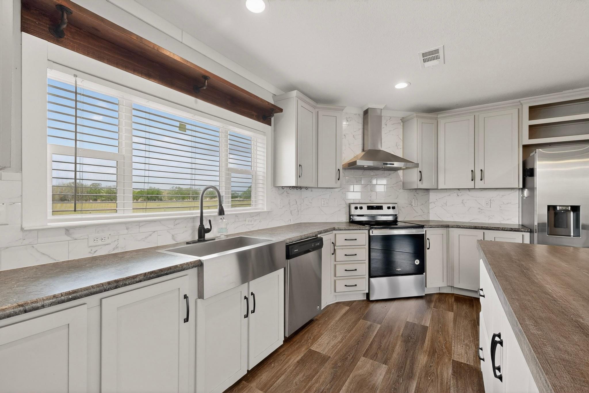 664 Garrett Rd, Yoakum, TX 77995