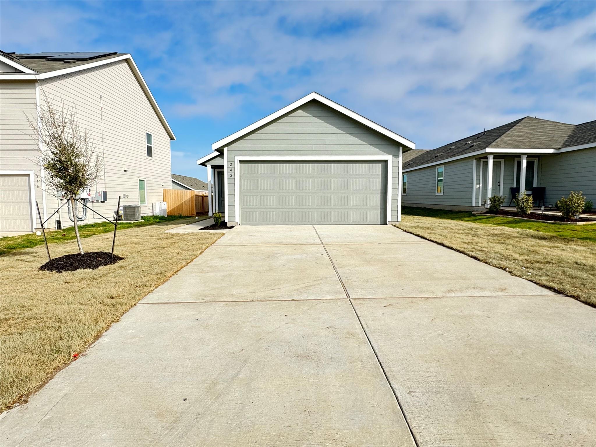 242 Kings Row Ln, Jarrell, TX 76537