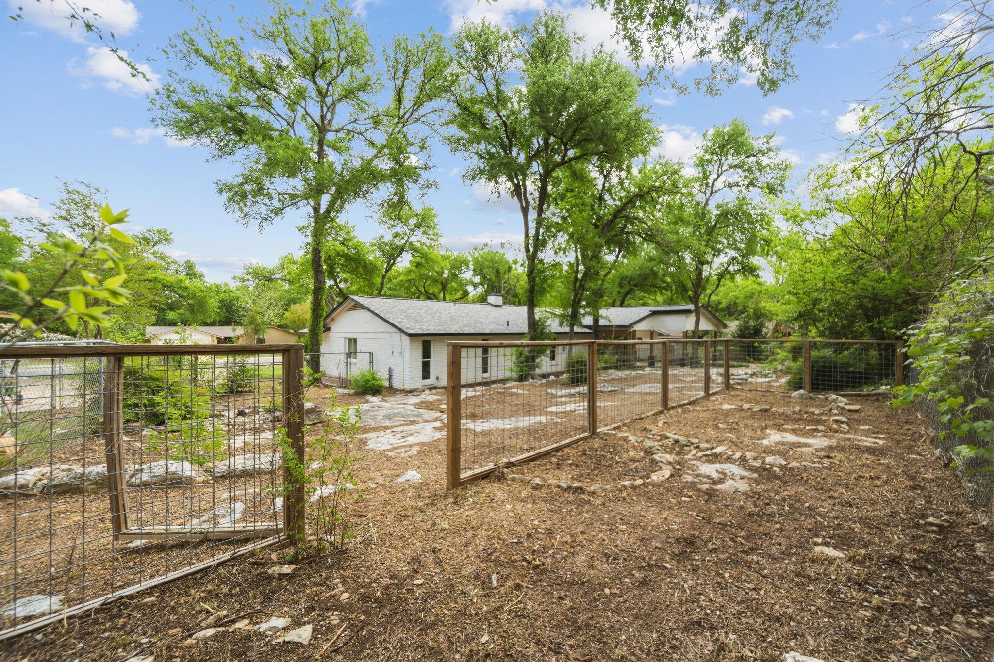 402 S Lake Creek Dr, Round Rock, TX 78681