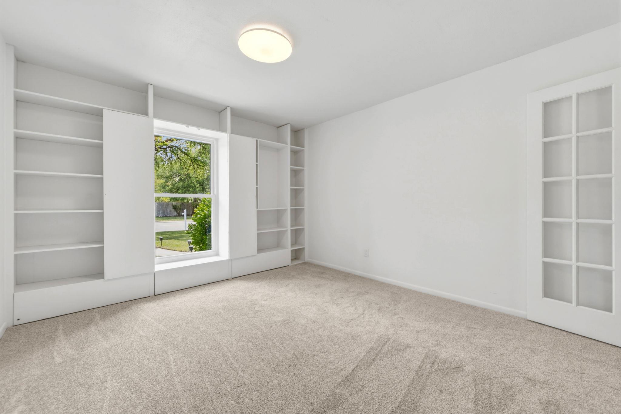 402 S Lake Creek Dr, Round Rock, TX 78681