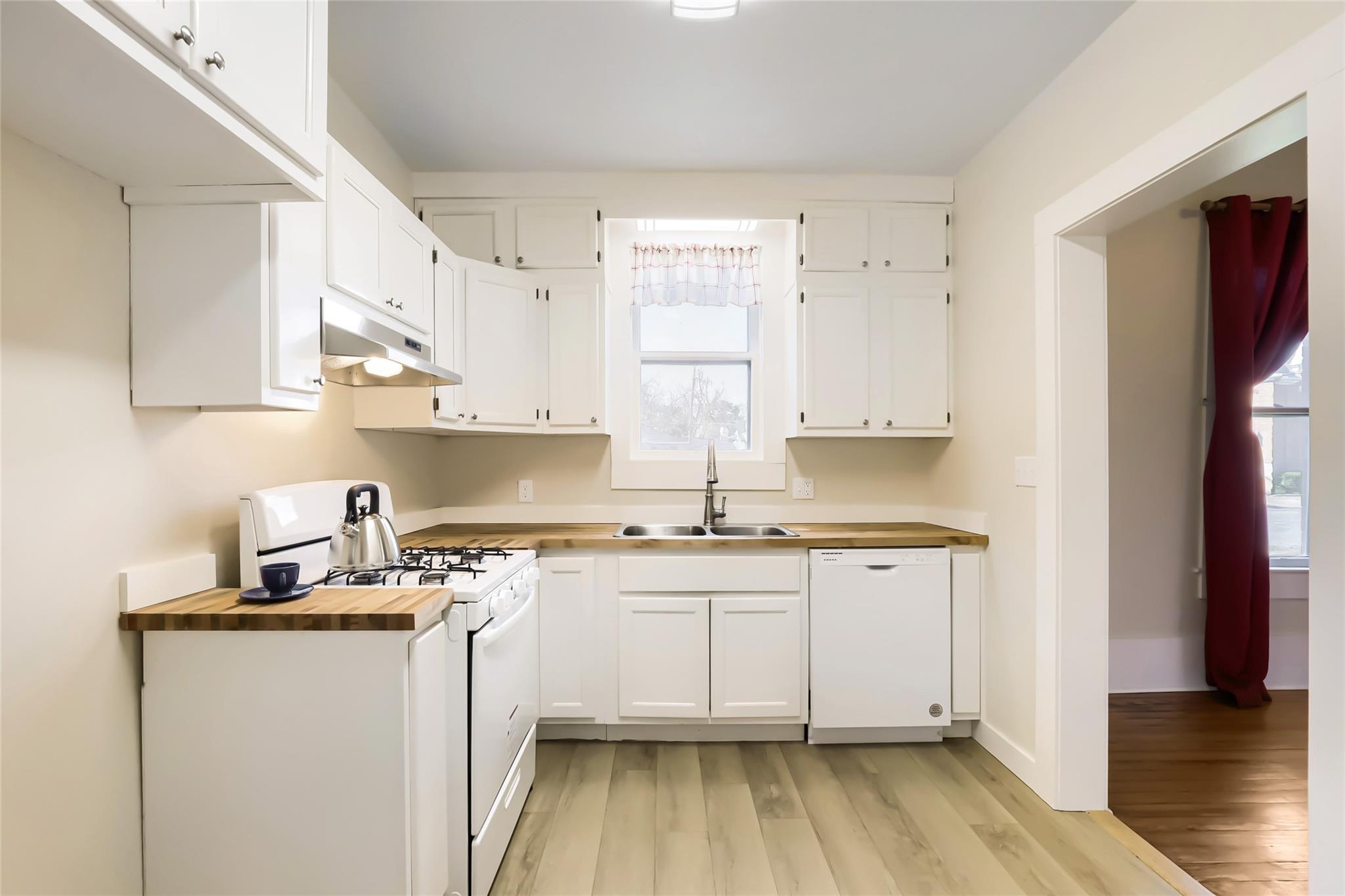 208 N Avenue, Elgin, TX 78621