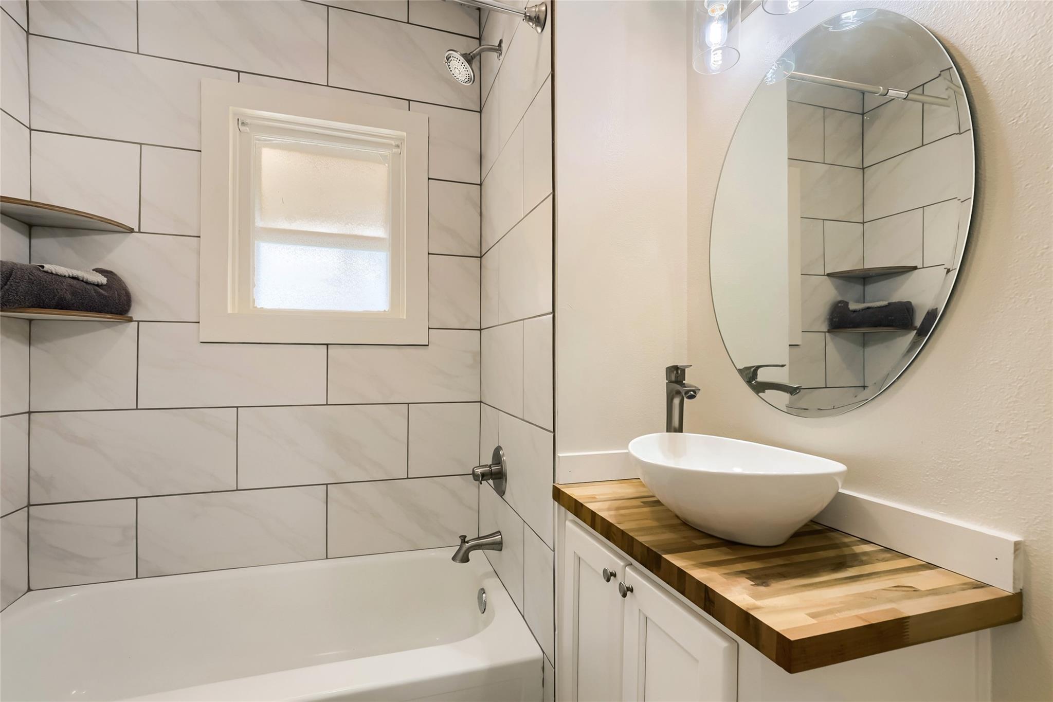 208 N Avenue, Elgin, TX 78621