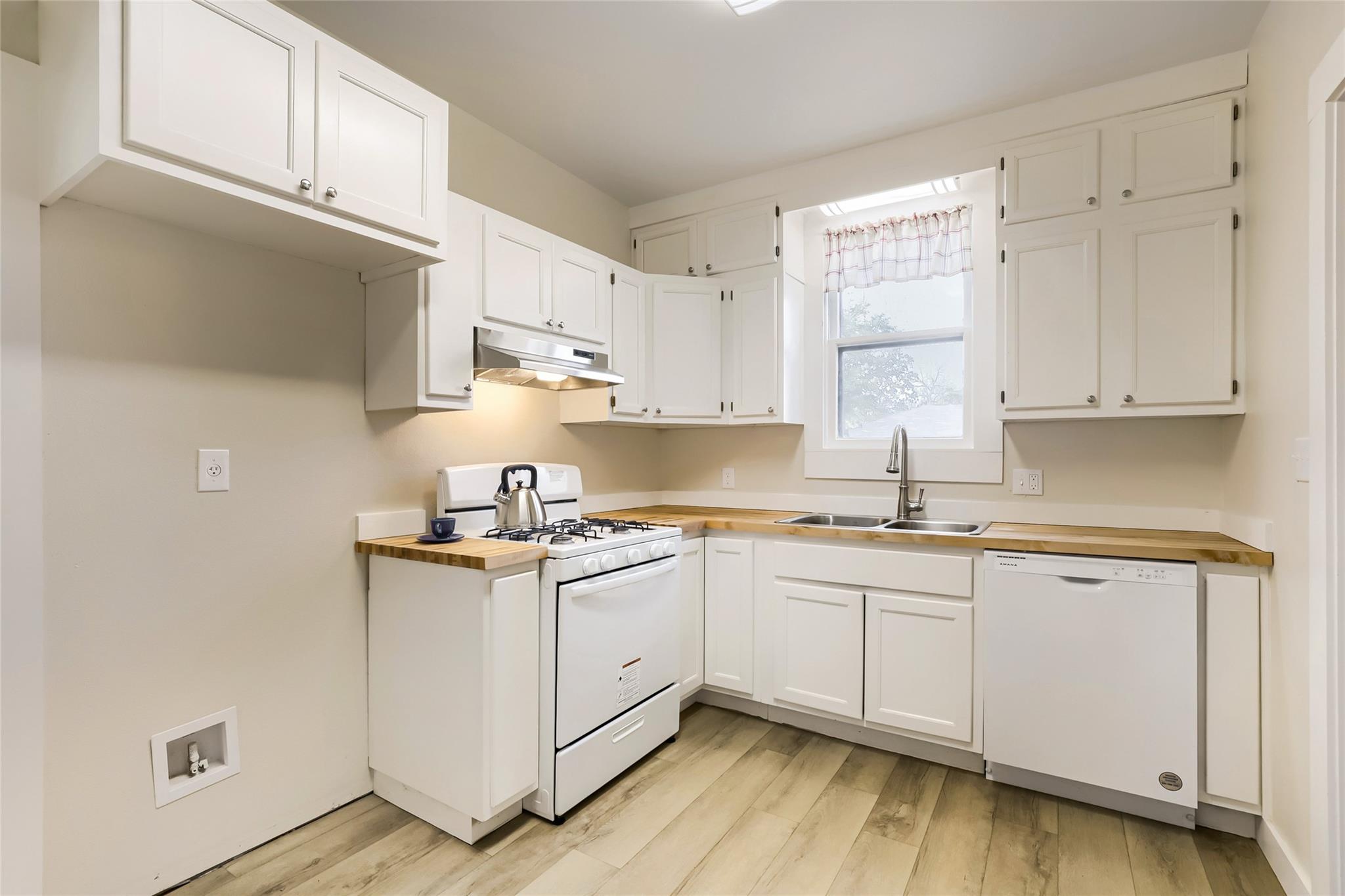 208 N Avenue, Elgin, TX 78621