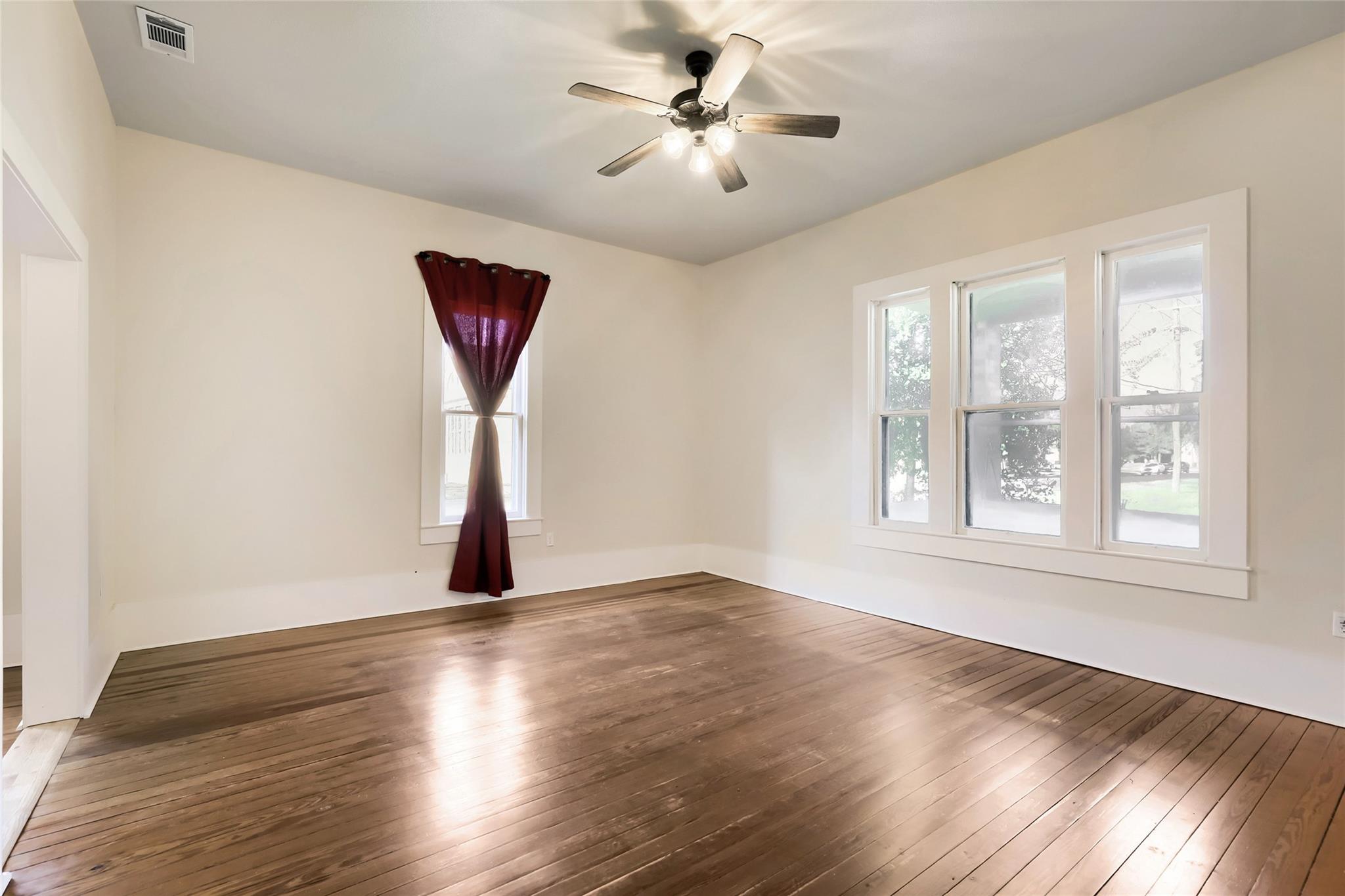 208 N Avenue, Elgin, TX 78621