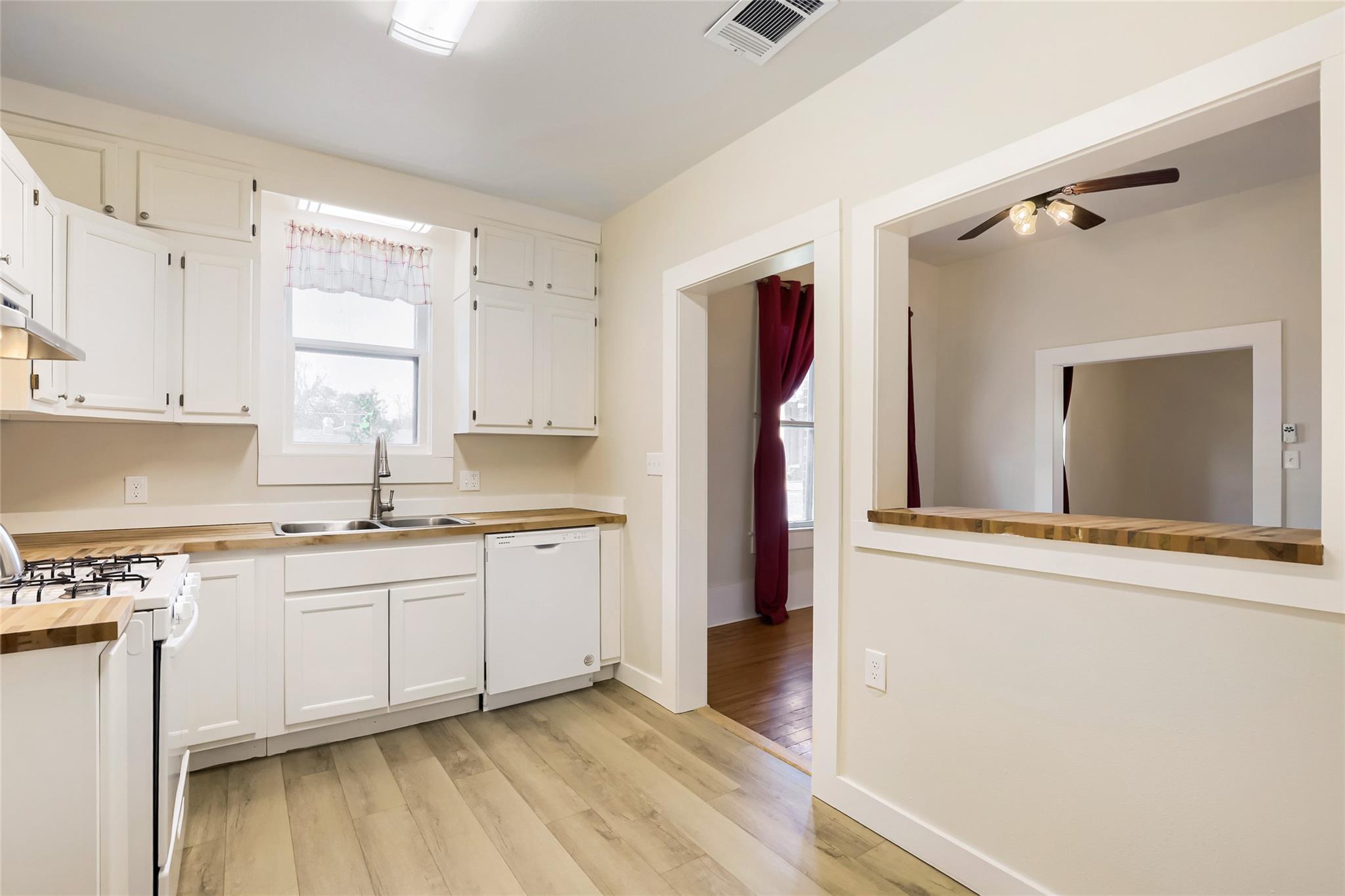 208 N Avenue, Elgin, TX 78621