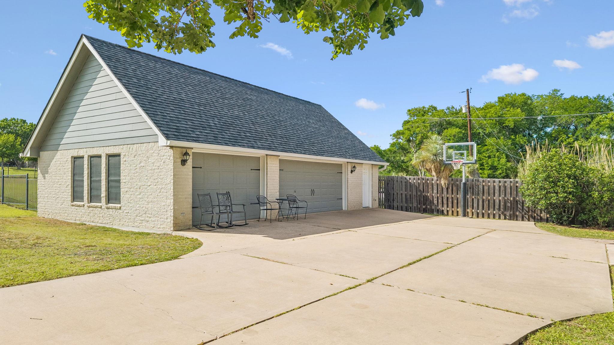 205 Morningside Cir, Hutto, TX 78634