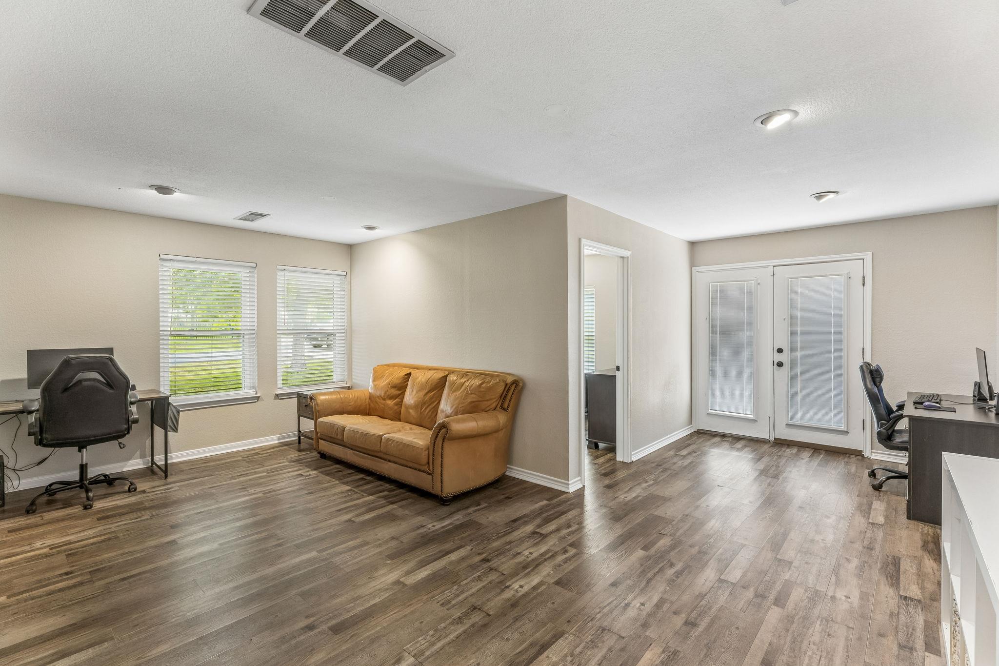 205 Morningside Cir, Hutto, TX 78634