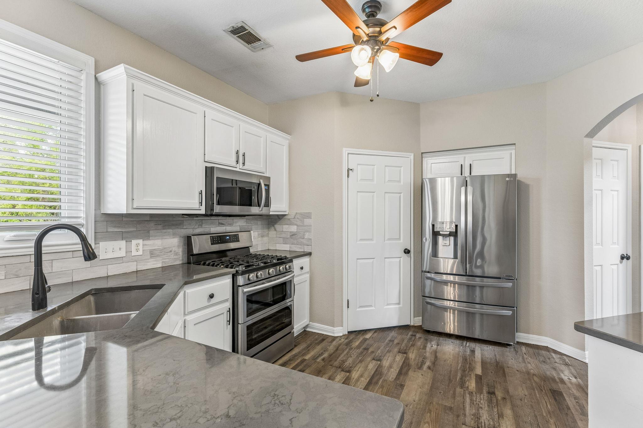 205 Morningside Cir, Hutto, TX 78634