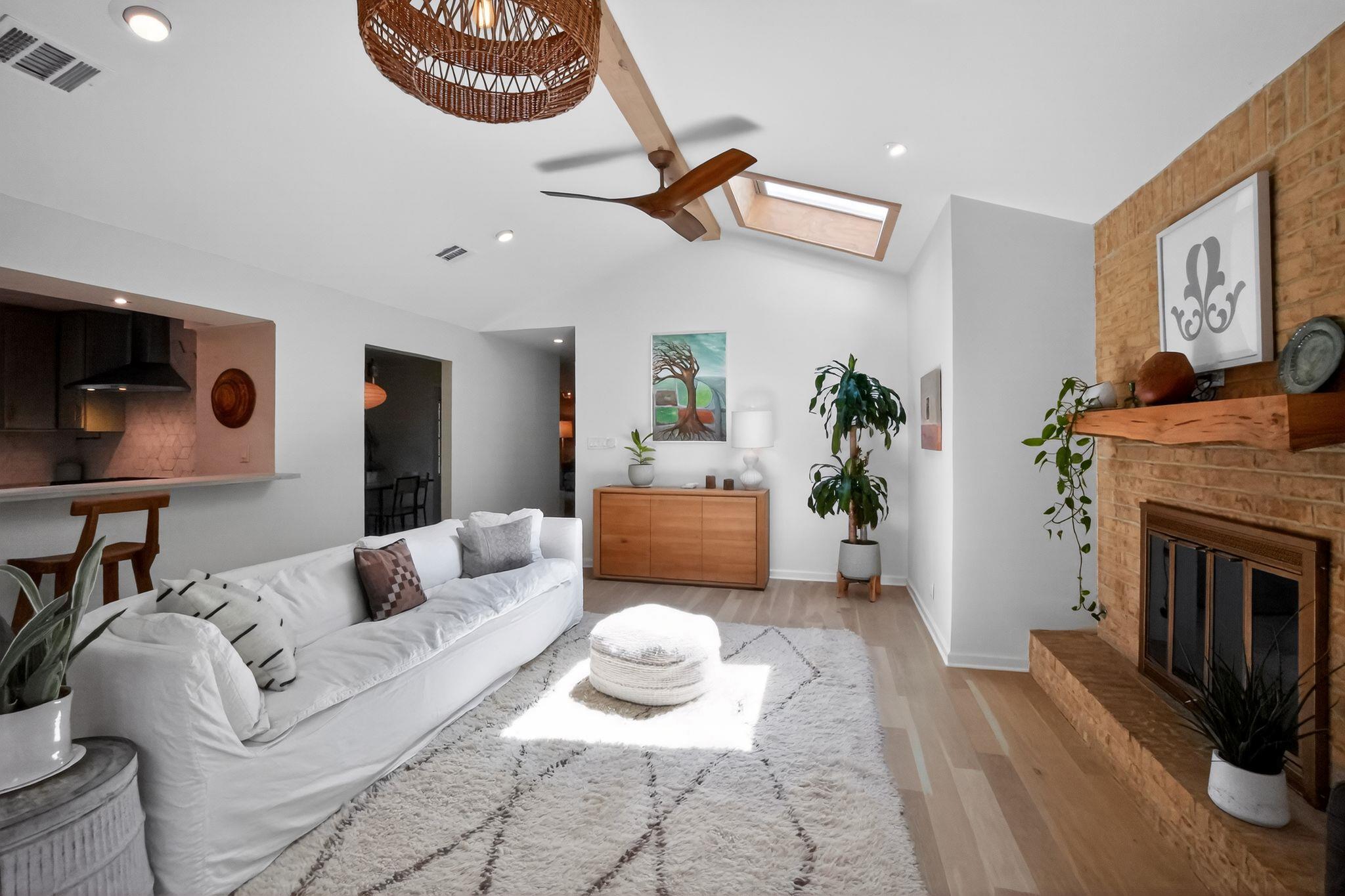 2104 Four Oaks Ln, Austin, TX 78704