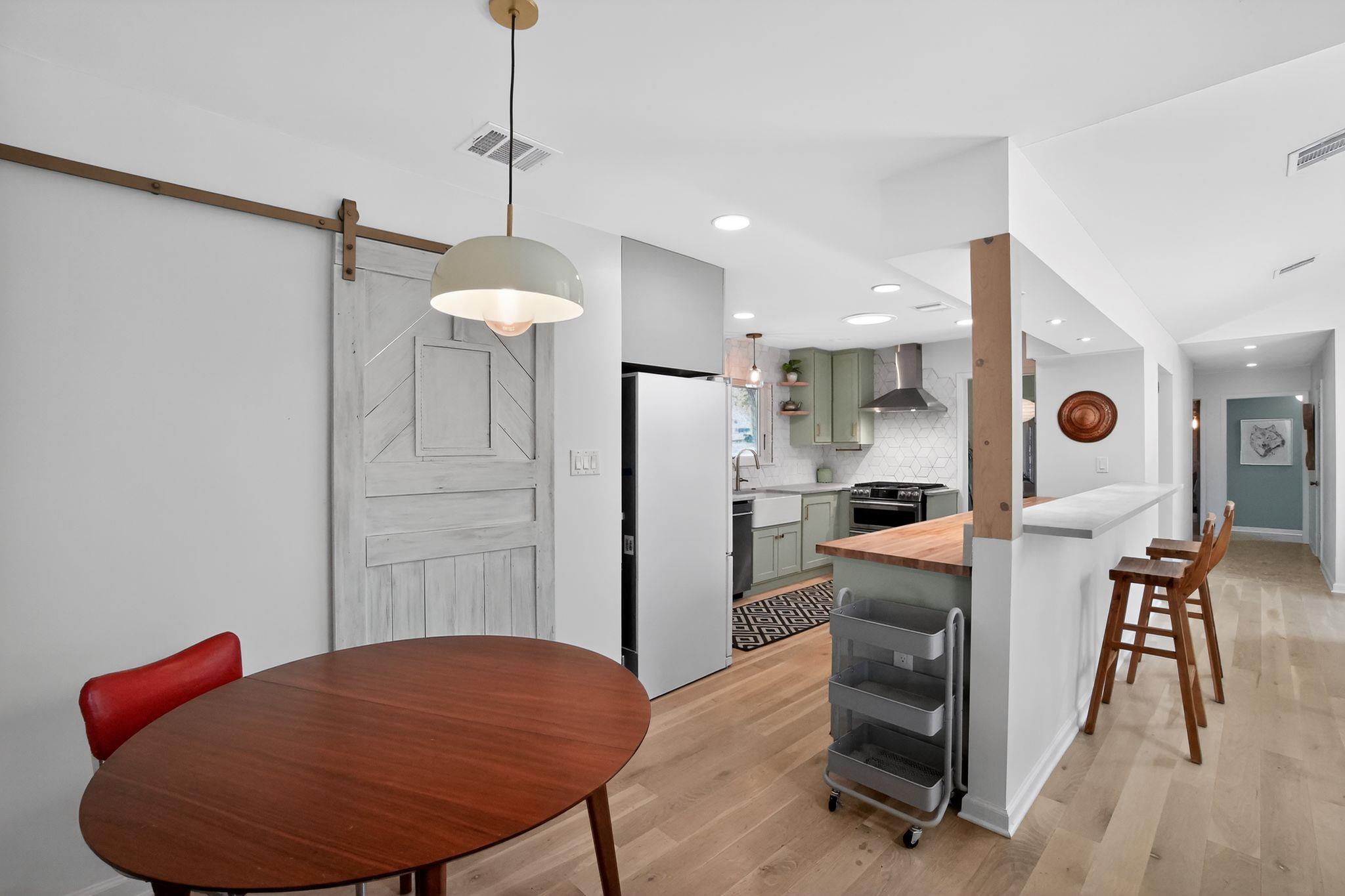 2104 Four Oaks Ln, Austin, TX 78704