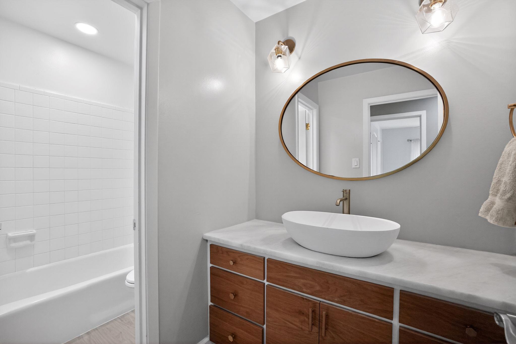 2104 Four Oaks Ln, Austin, TX 78704