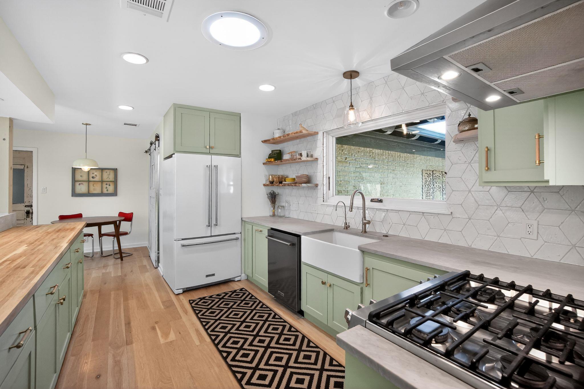 2104 Four Oaks Ln, Austin, TX 78704