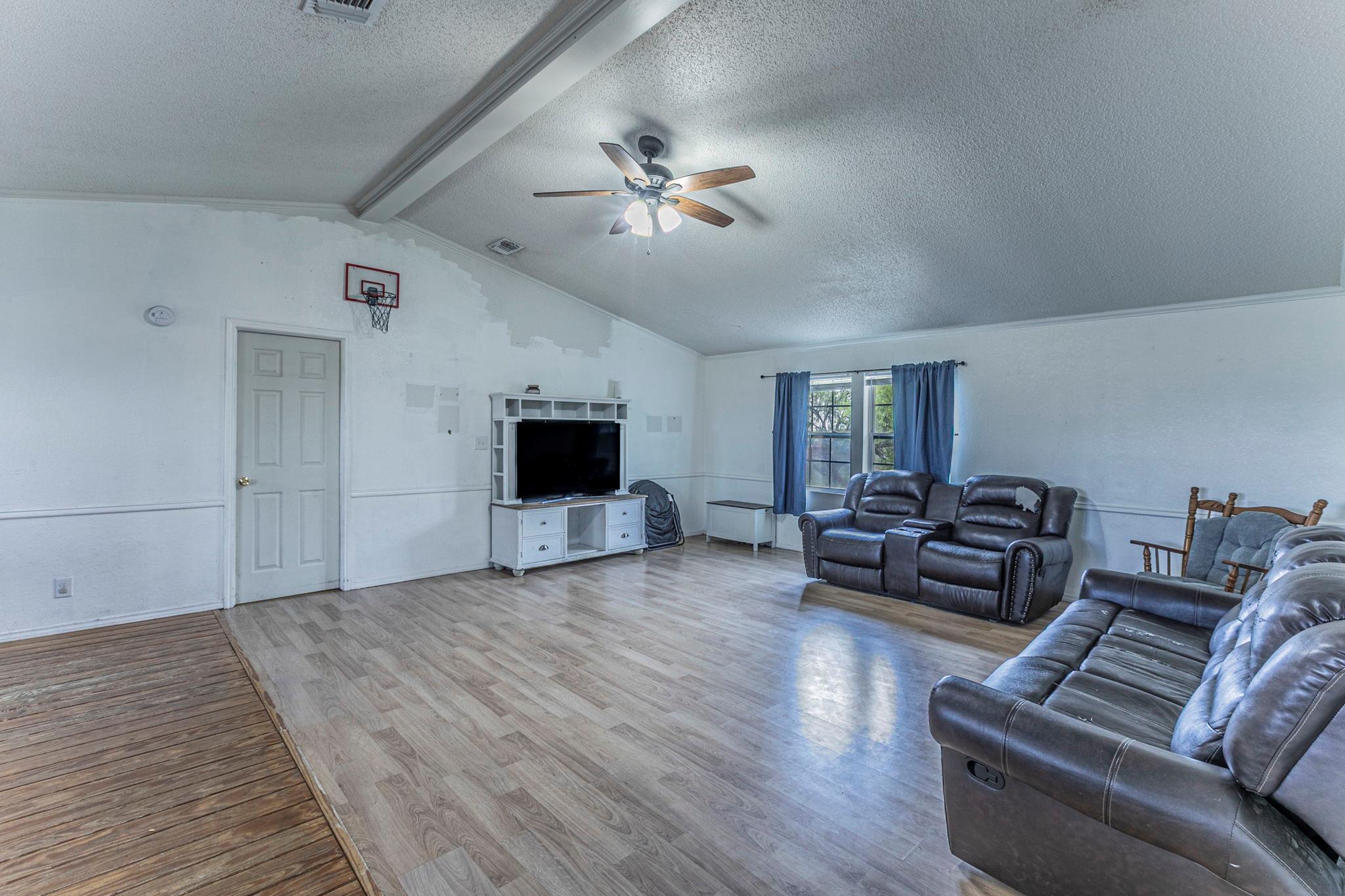 1767 Dowdy Rd, Seguin, TX 78155