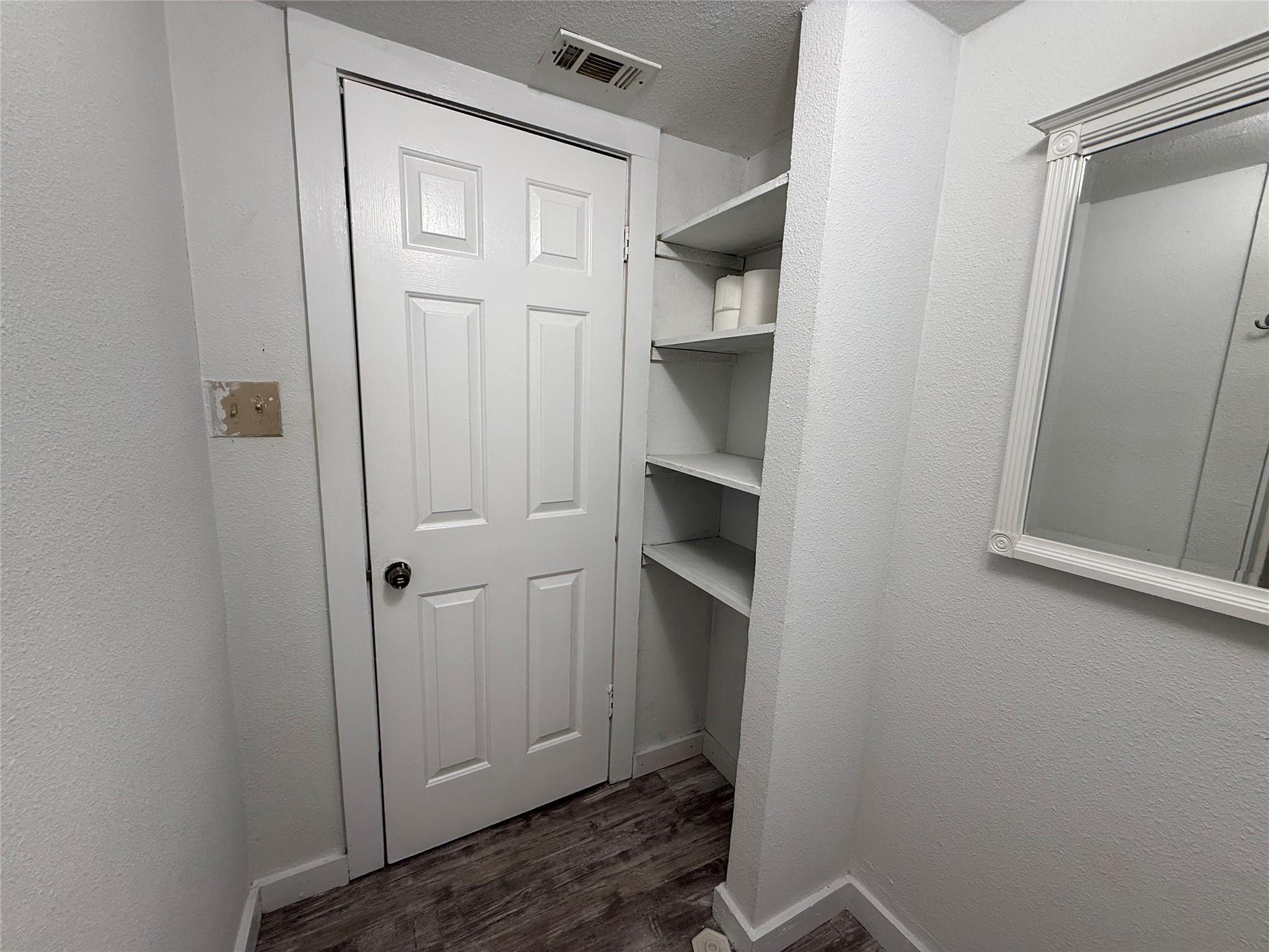 909 E Market St, Lockhart, TX 78644