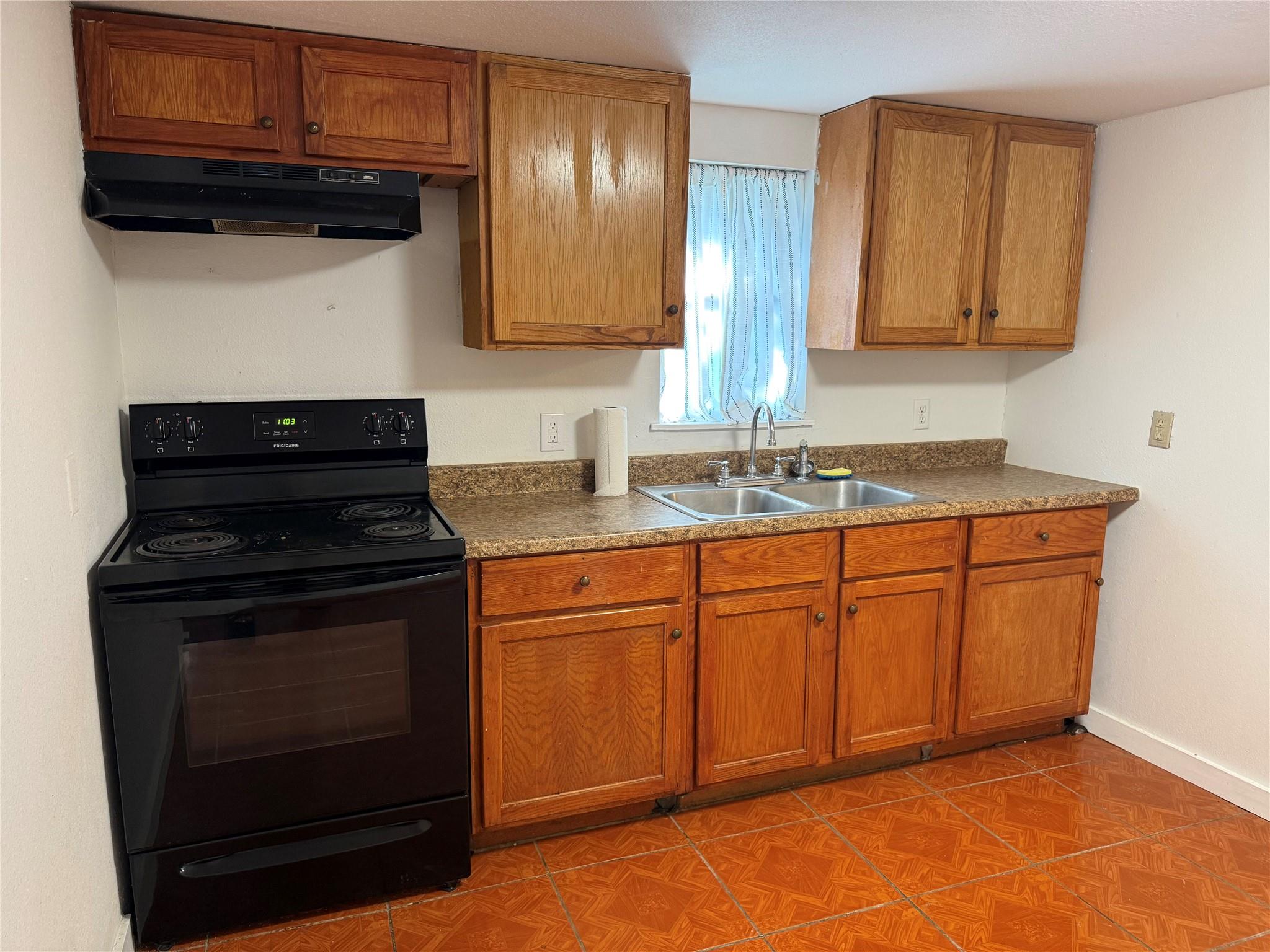 909 E Market St, Lockhart, TX 78644