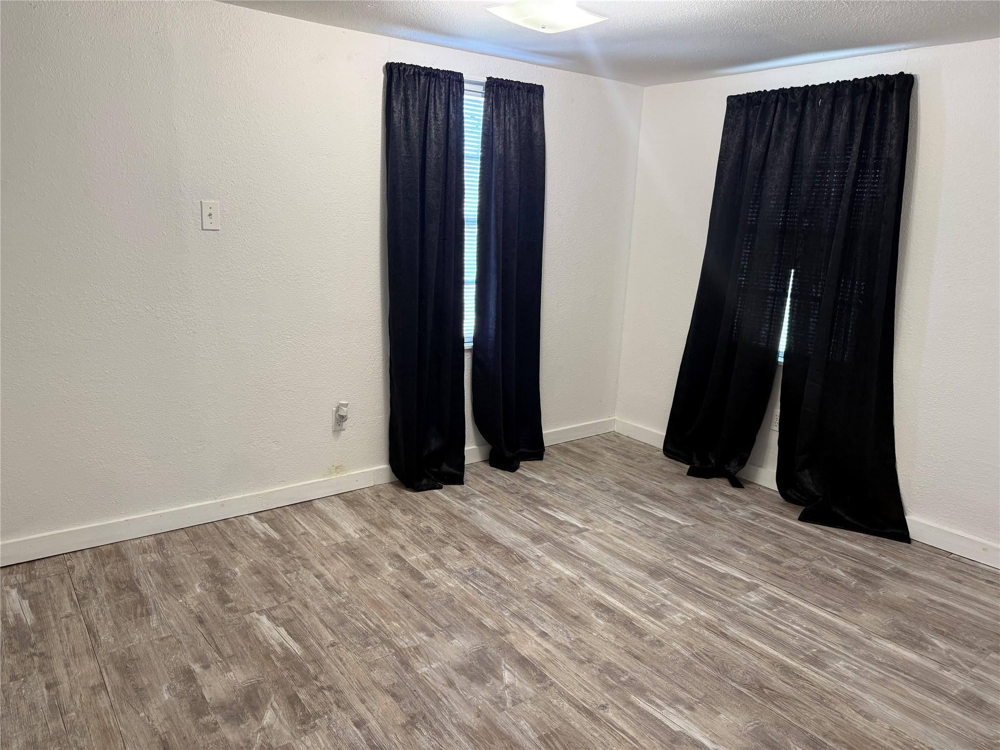 909 E Market St, Lockhart, TX 78644