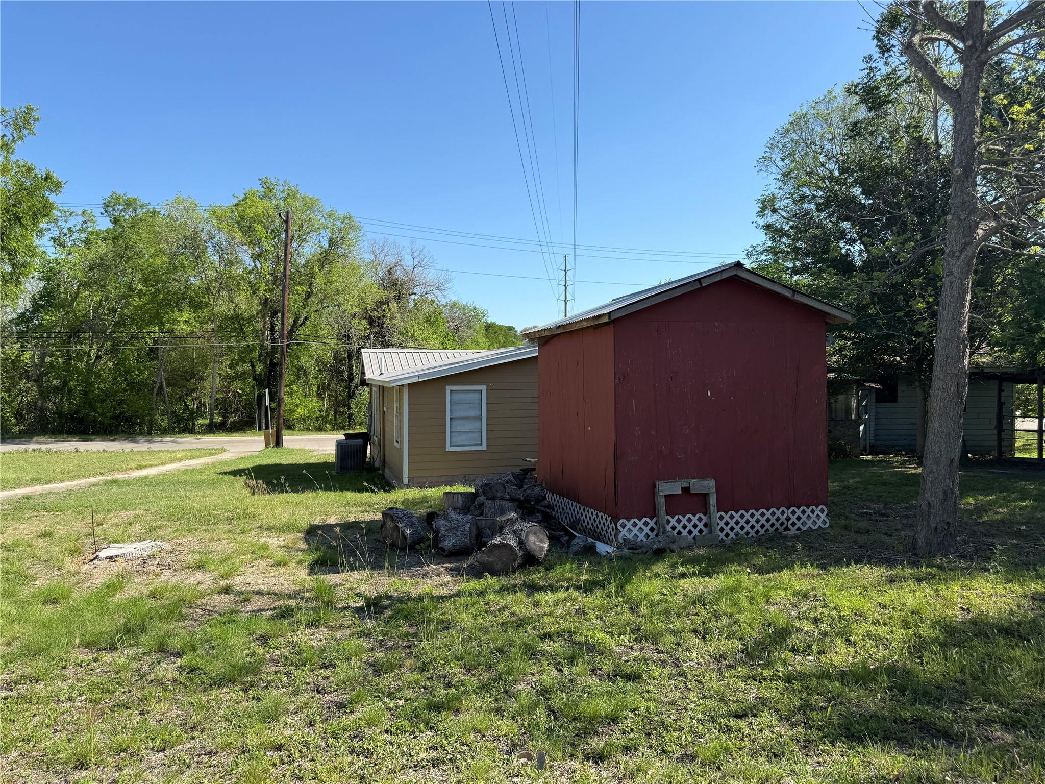 909 E Market St, Lockhart, TX 78644