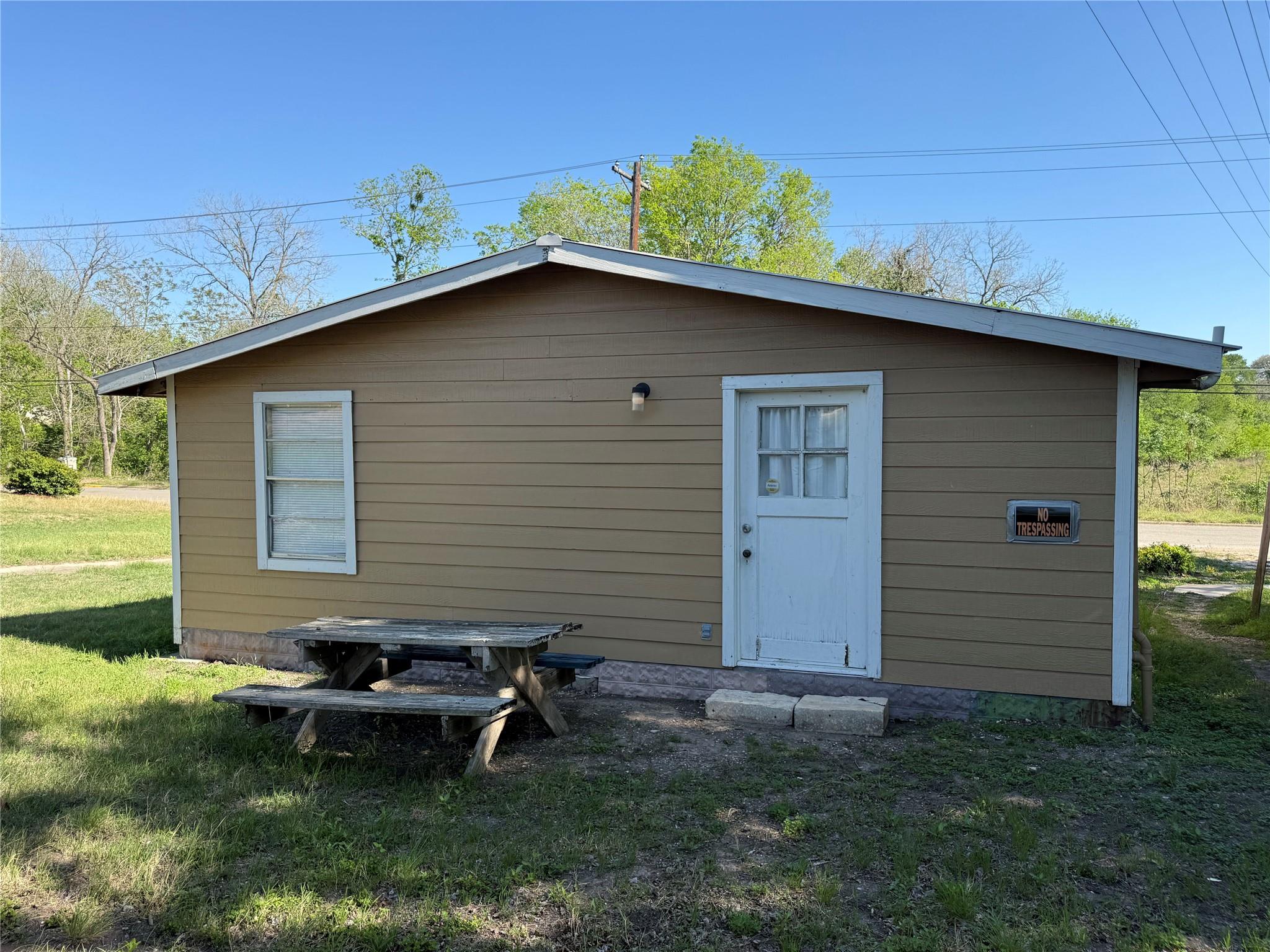 909 E Market St, Lockhart, TX 78644