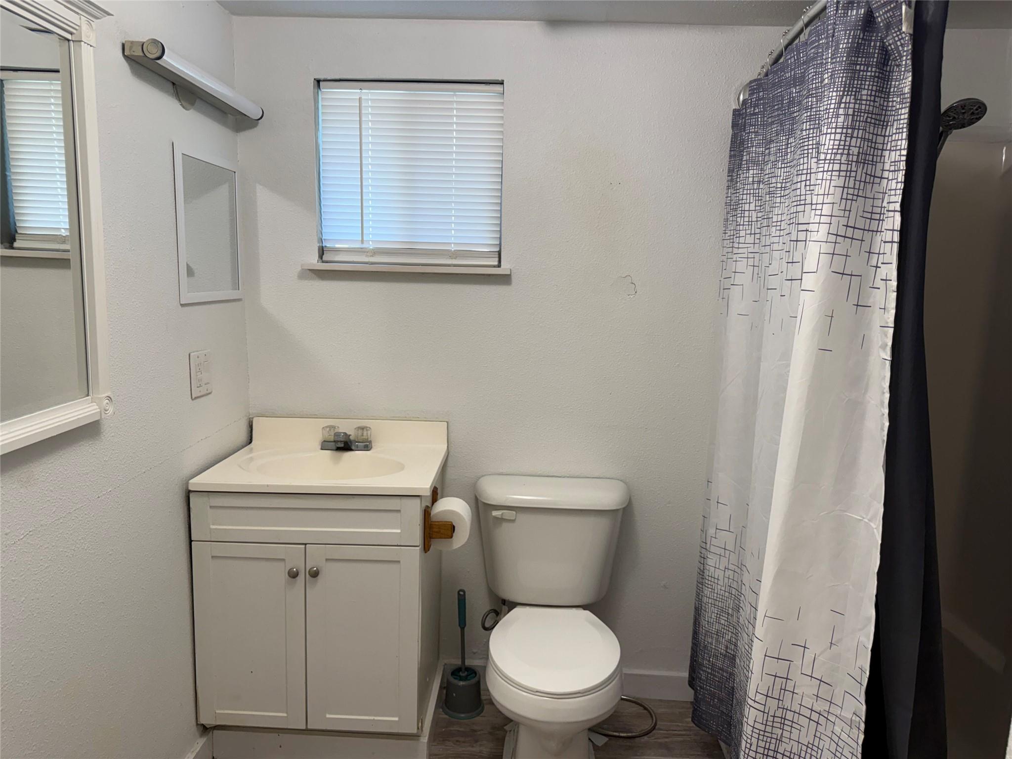 909 E Market St, Lockhart, TX 78644