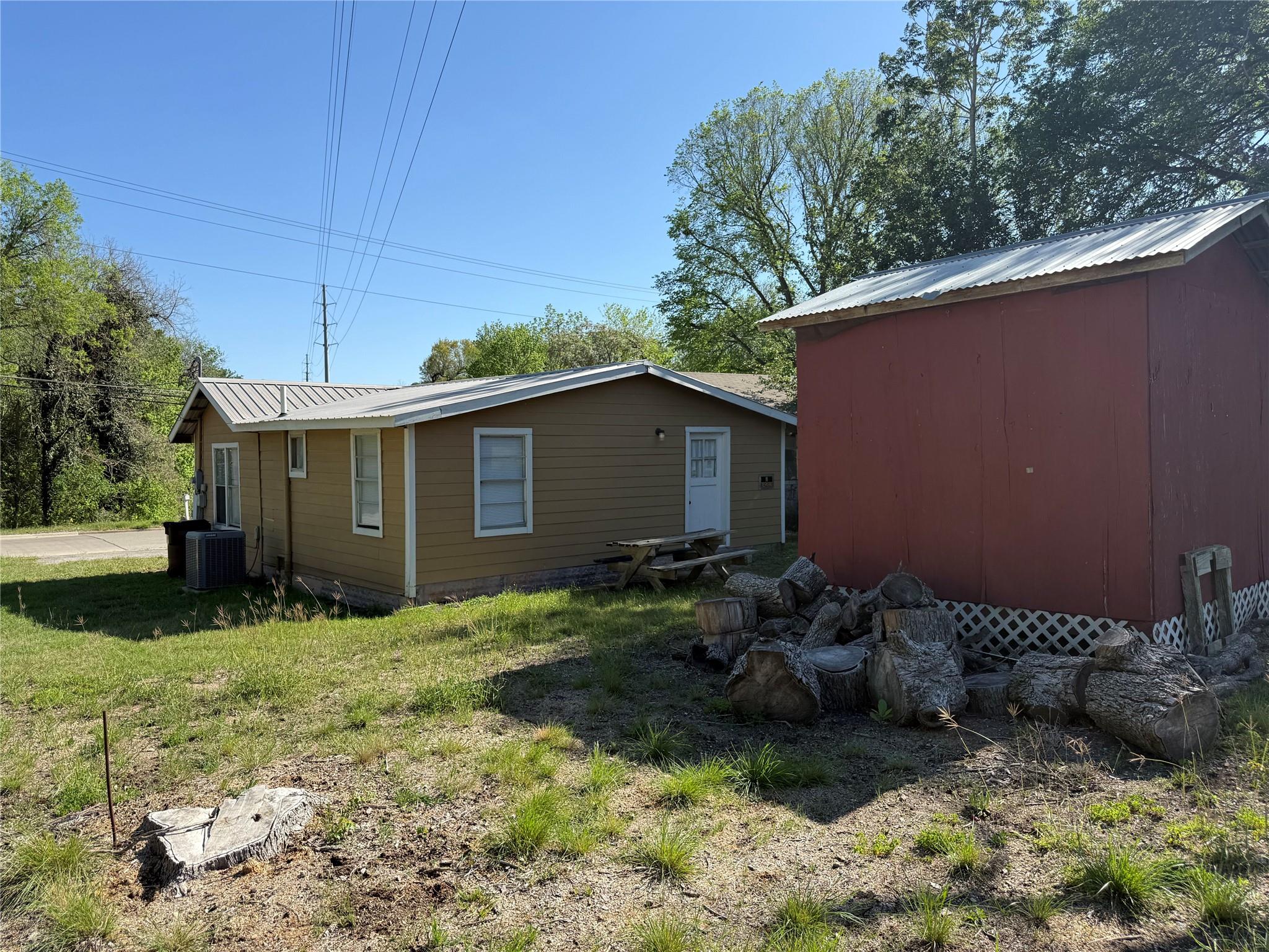 909 E Market St, Lockhart, TX 78644