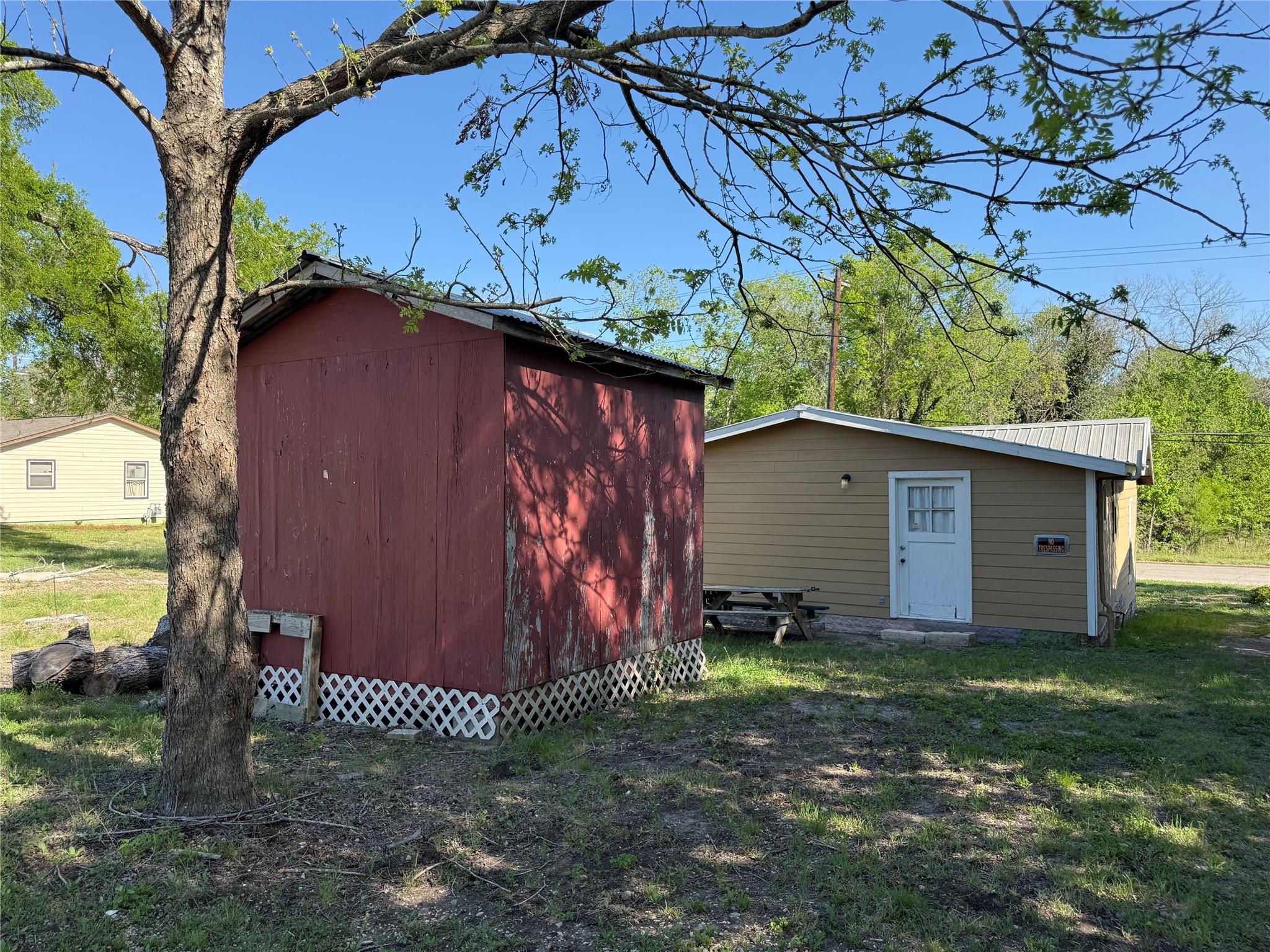 909 E Market St, Lockhart, TX 78644