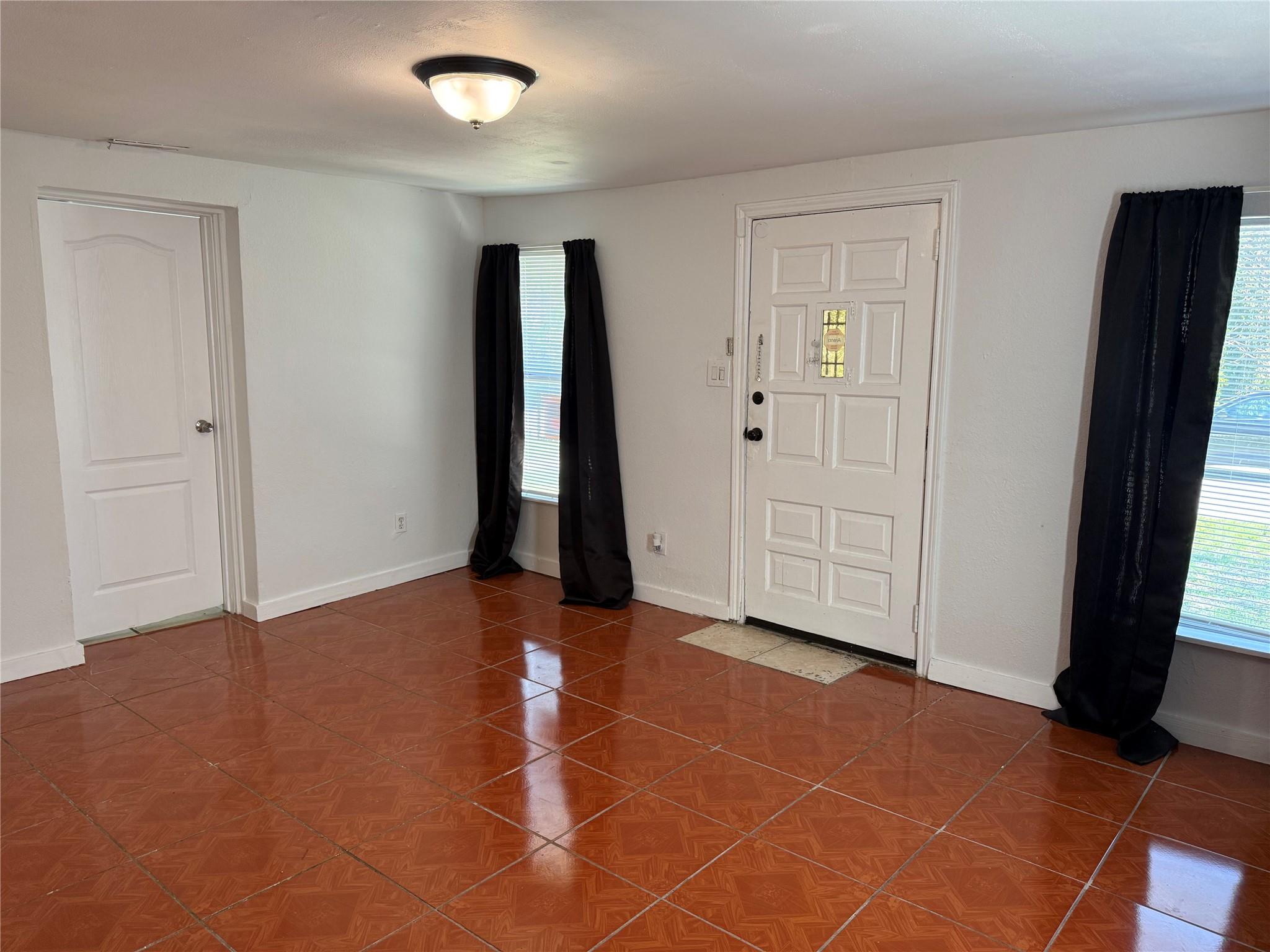 909 E Market St, Lockhart, TX 78644