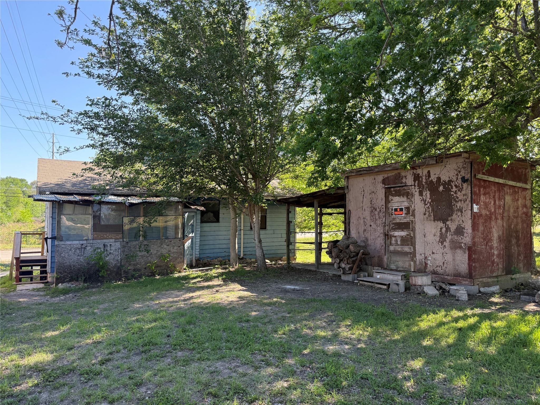 907 E Market St, Lockhart, TX 78644