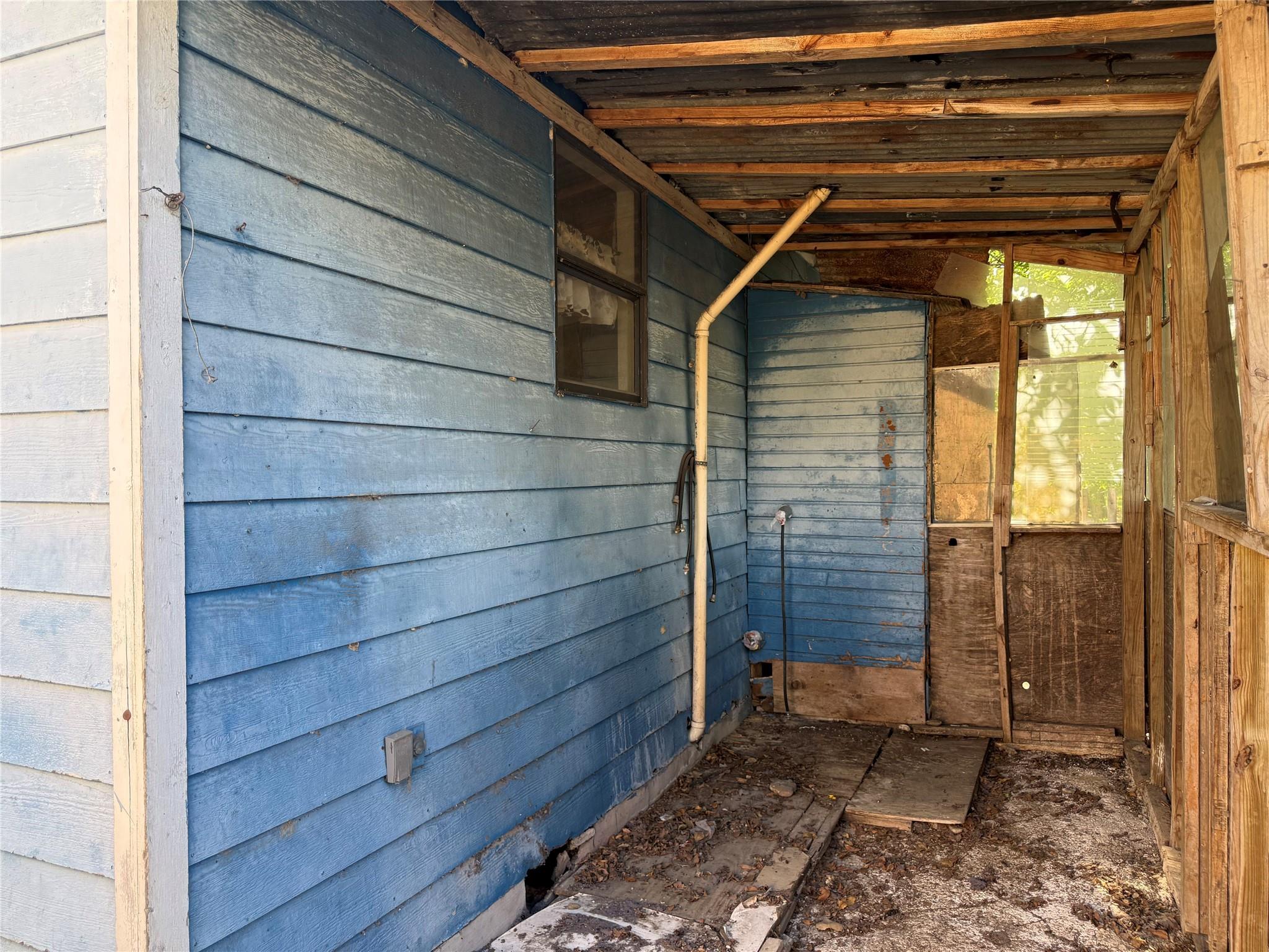 907 E Market St, Lockhart, TX 78644