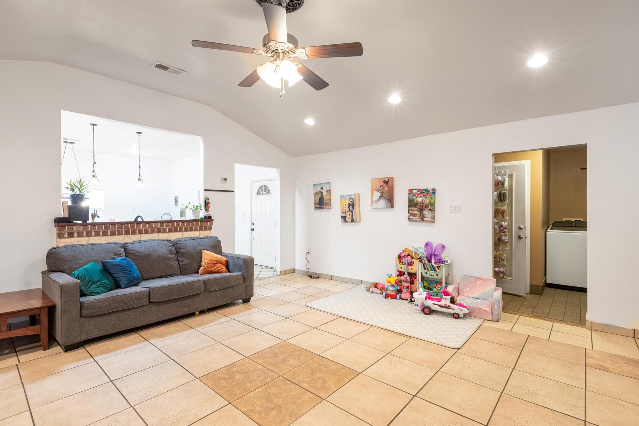 176 Old Lexington Rd # C, Elgin, TX 78621