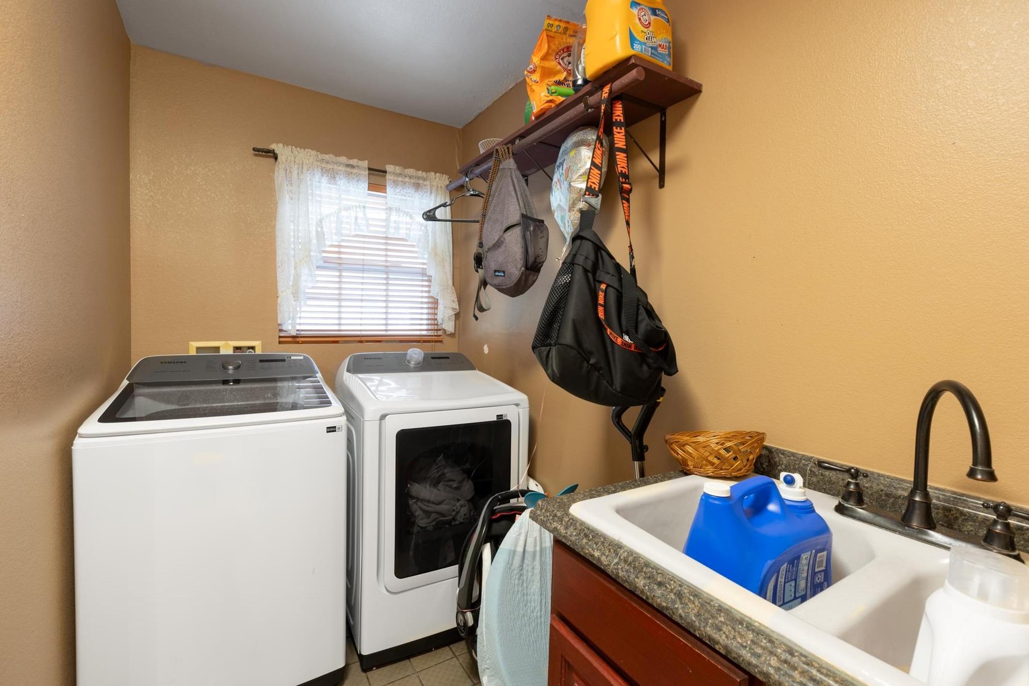 176 Old Lexington Rd # C, Elgin, TX 78621