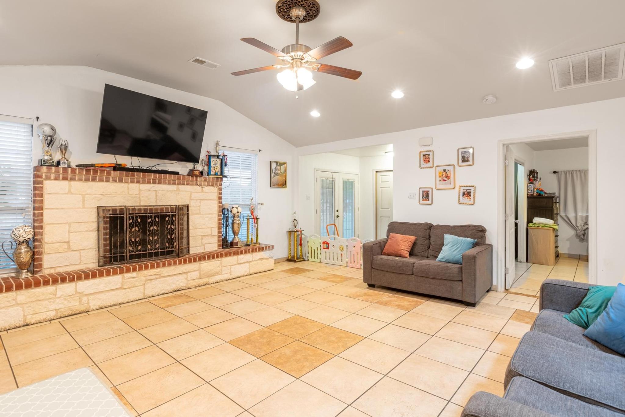 176 Old Lexington Rd # C, Elgin, TX 78621