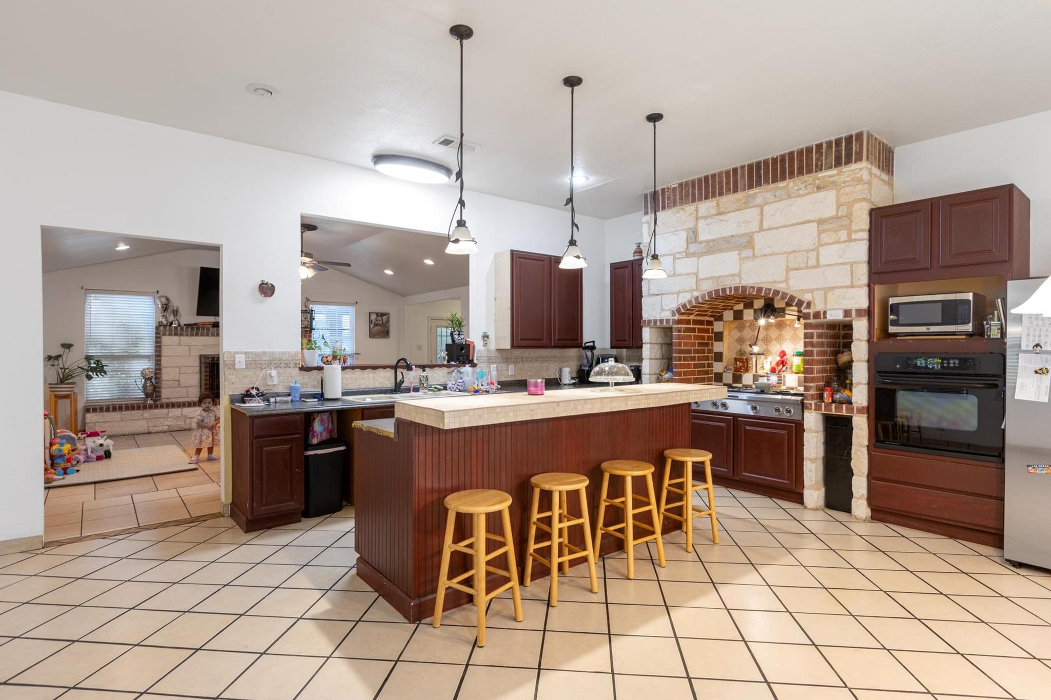 176 Old Lexington Rd # C, Elgin, TX 78621