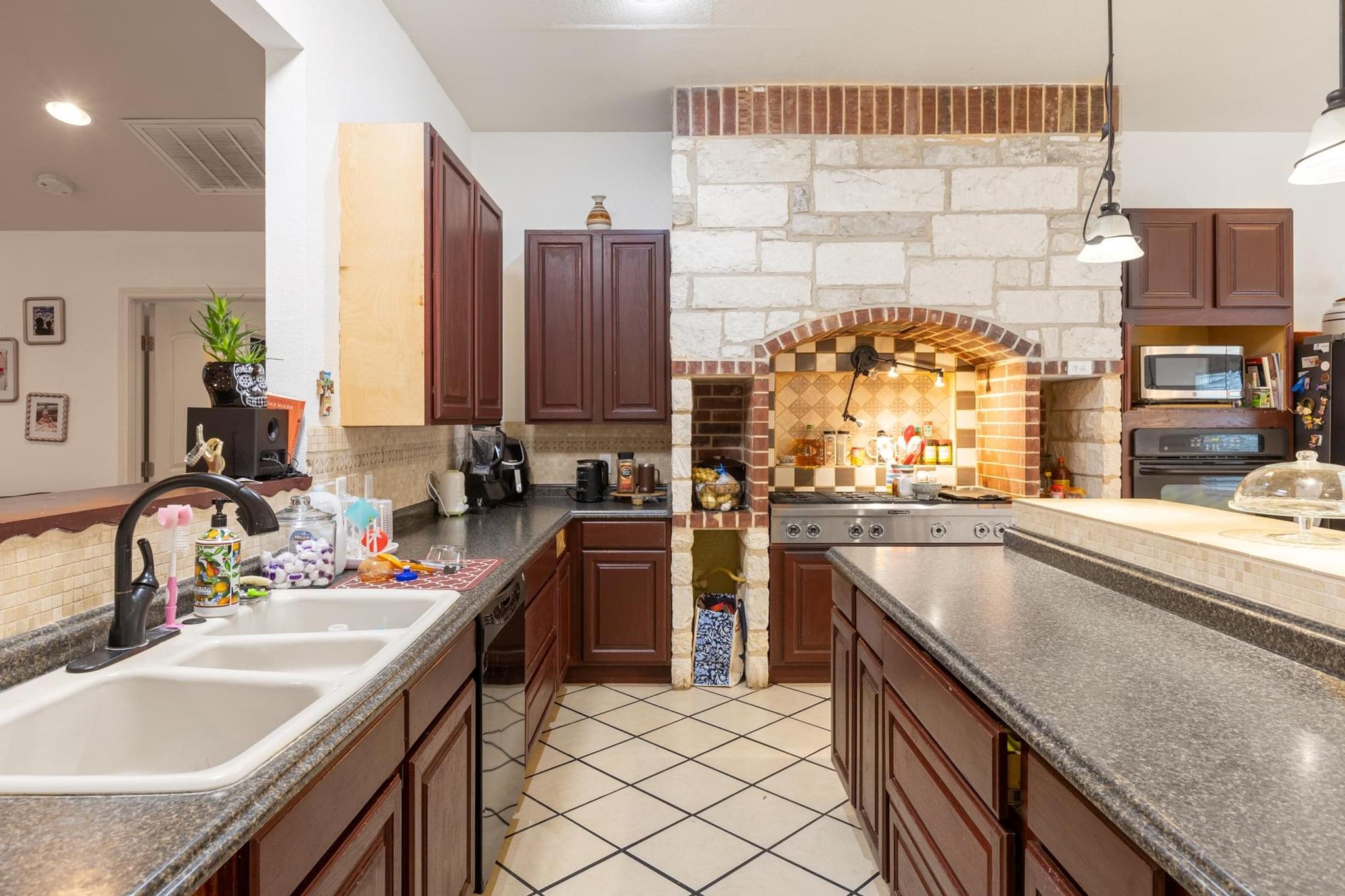 176 Old Lexington Rd # C, Elgin, TX 78621