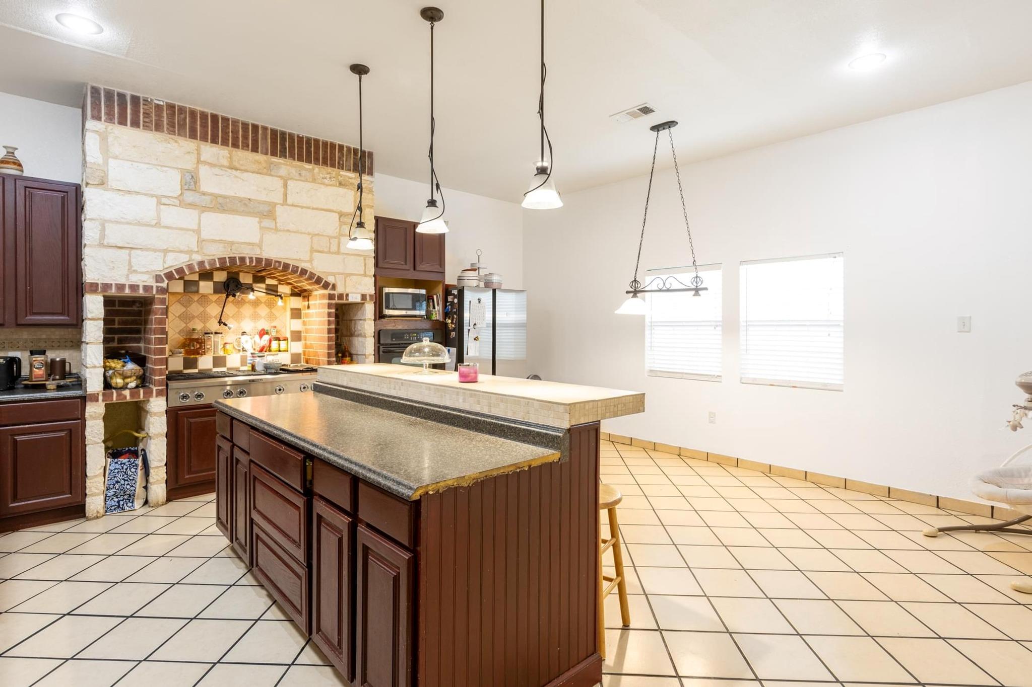 176 Old Lexington Rd # C, Elgin, TX 78621