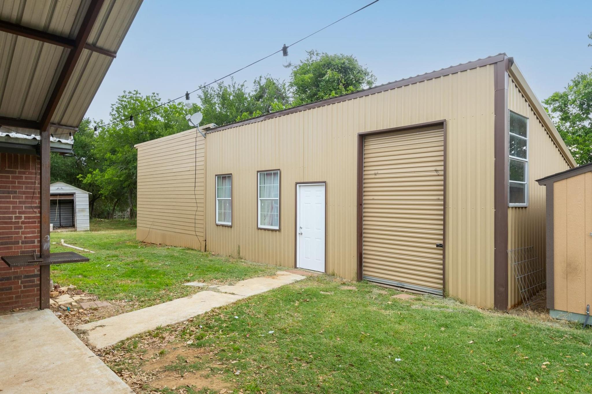 176 Old Lexington Rd # C, Elgin, TX 78621