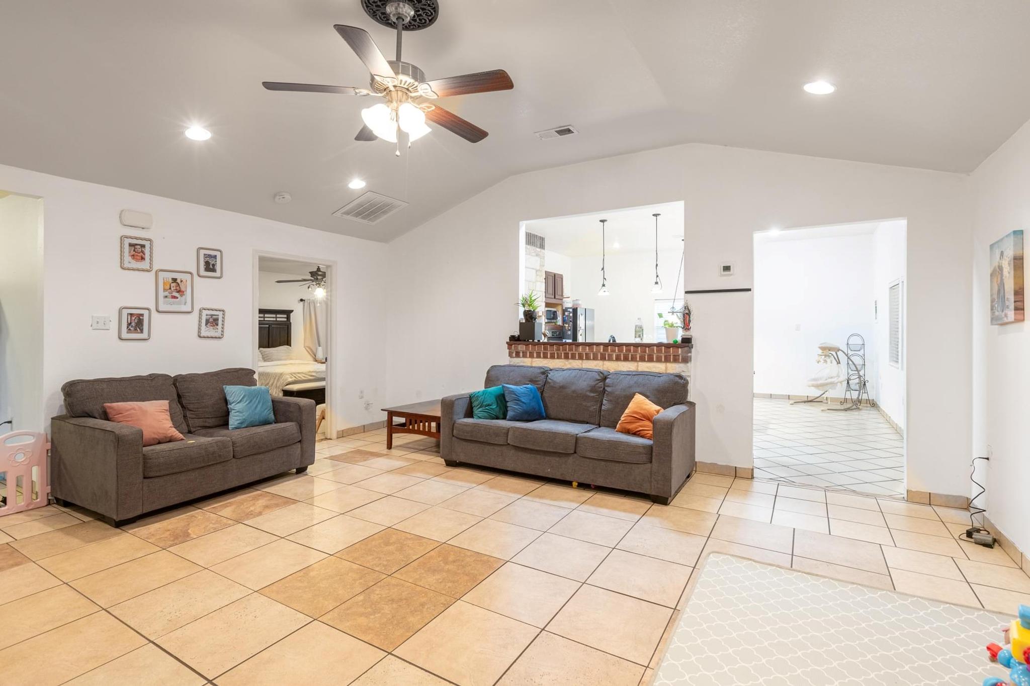 176 Old Lexington Rd # C, Elgin, TX 78621