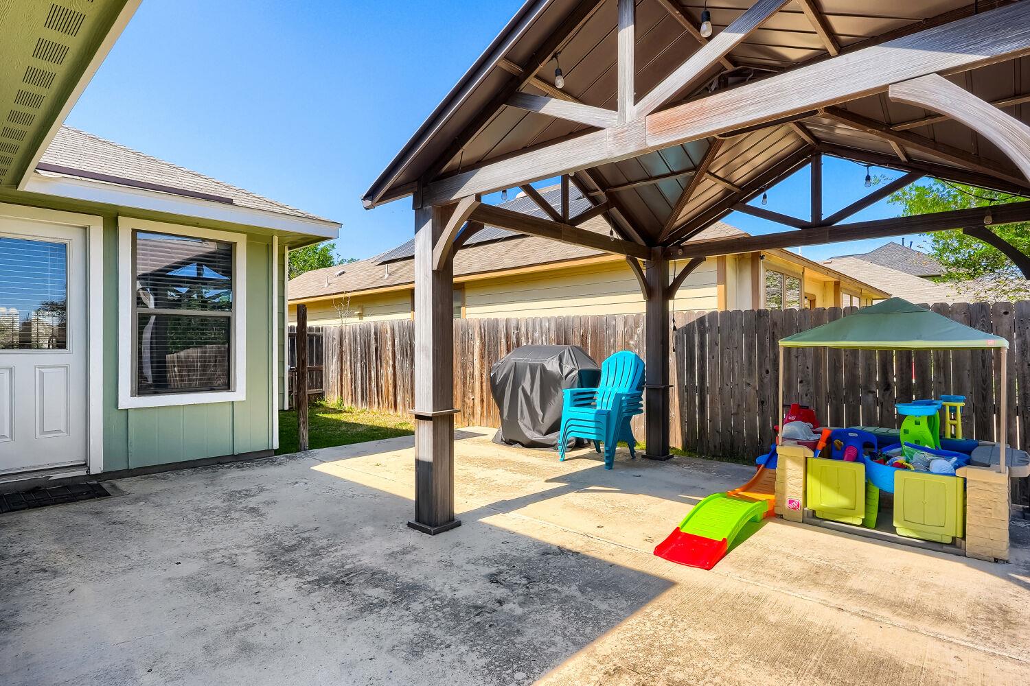 1697 Twin Cv, Kyle, TX 78640