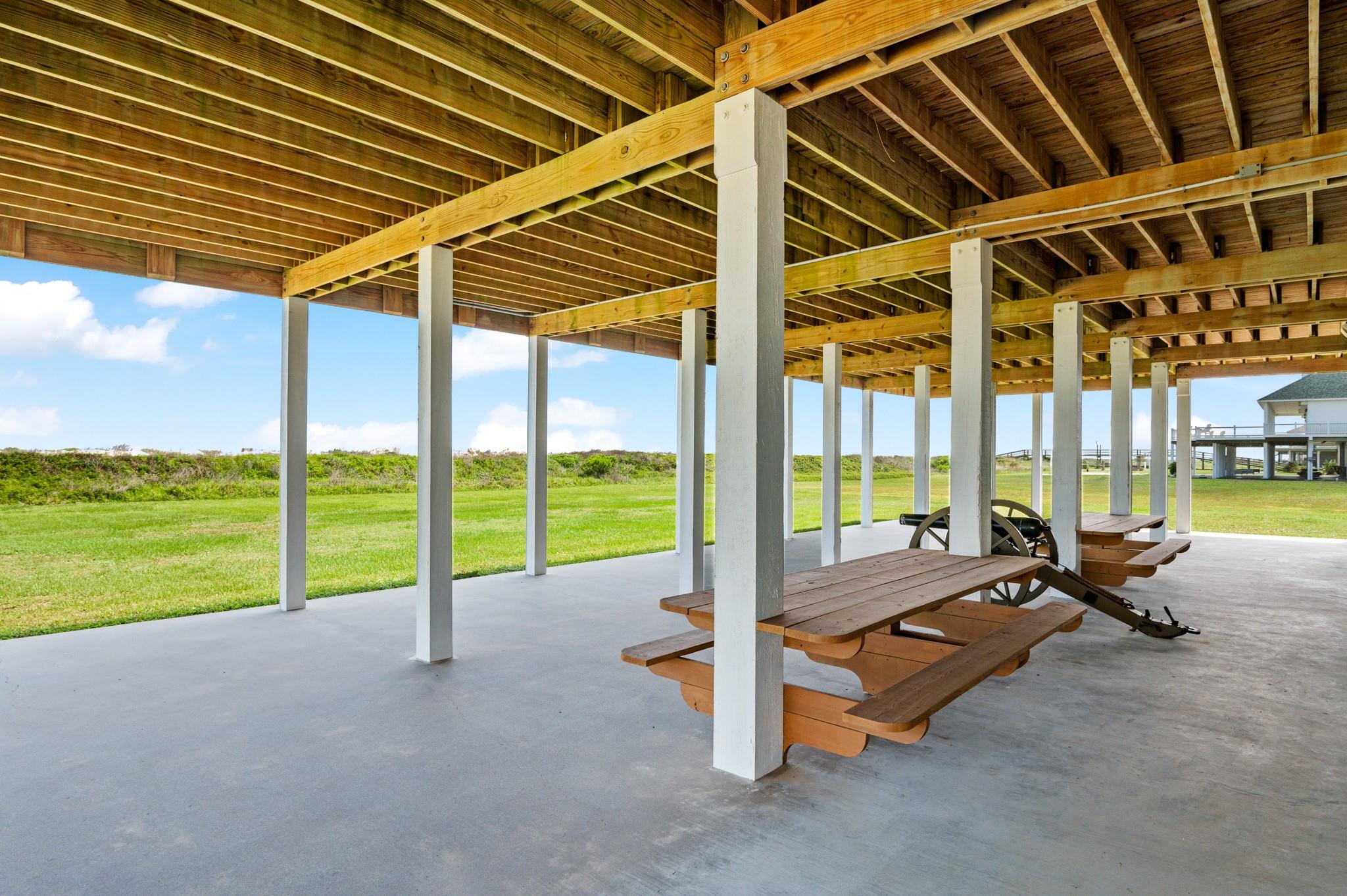 672 Villa Dr, Crystal Beach, TX 77650