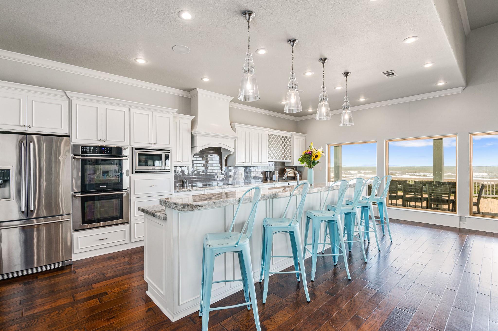 672 Villa Dr, Crystal Beach, TX 77650