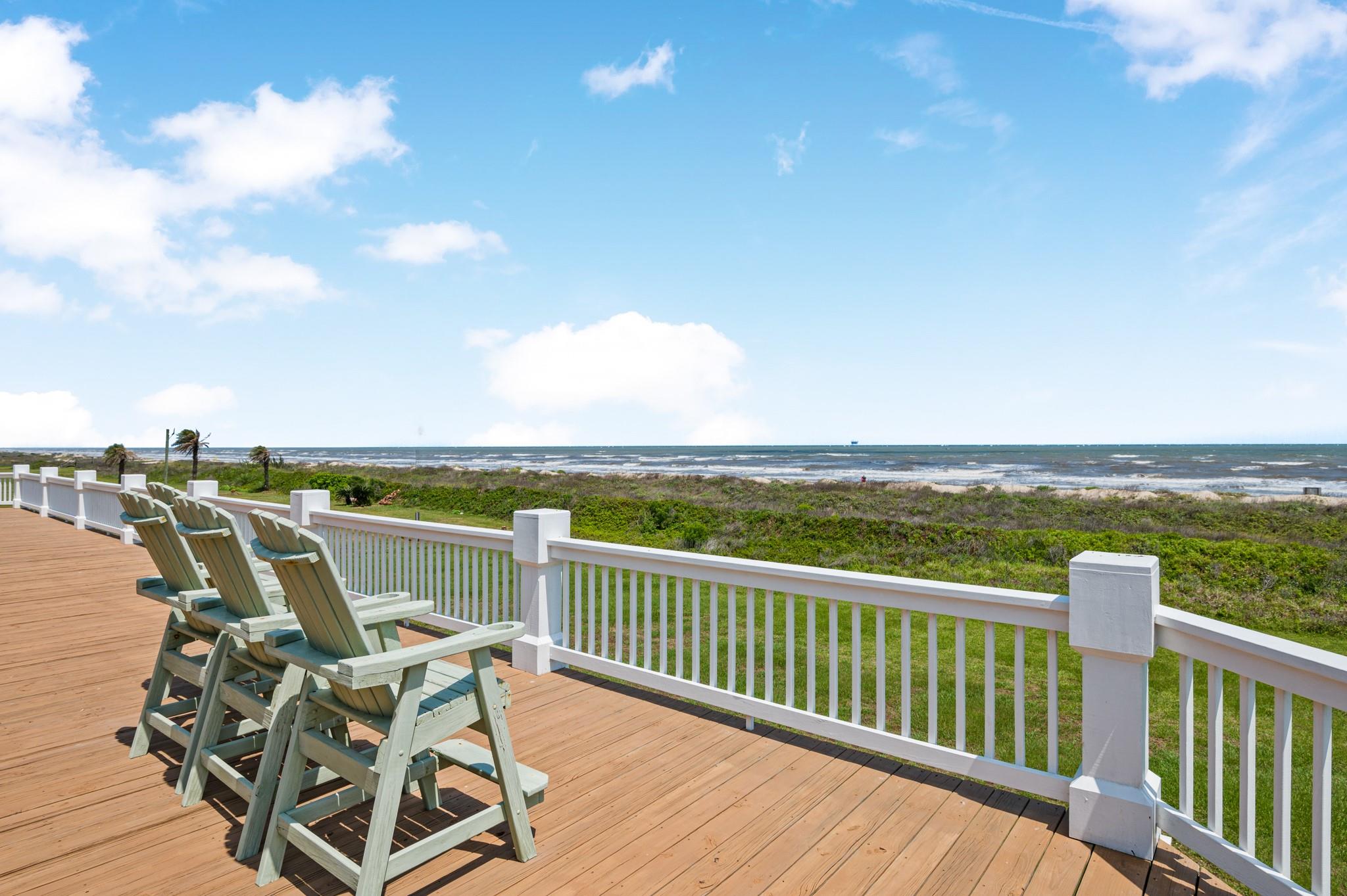 672 Villa Dr, Crystal Beach, TX 77650