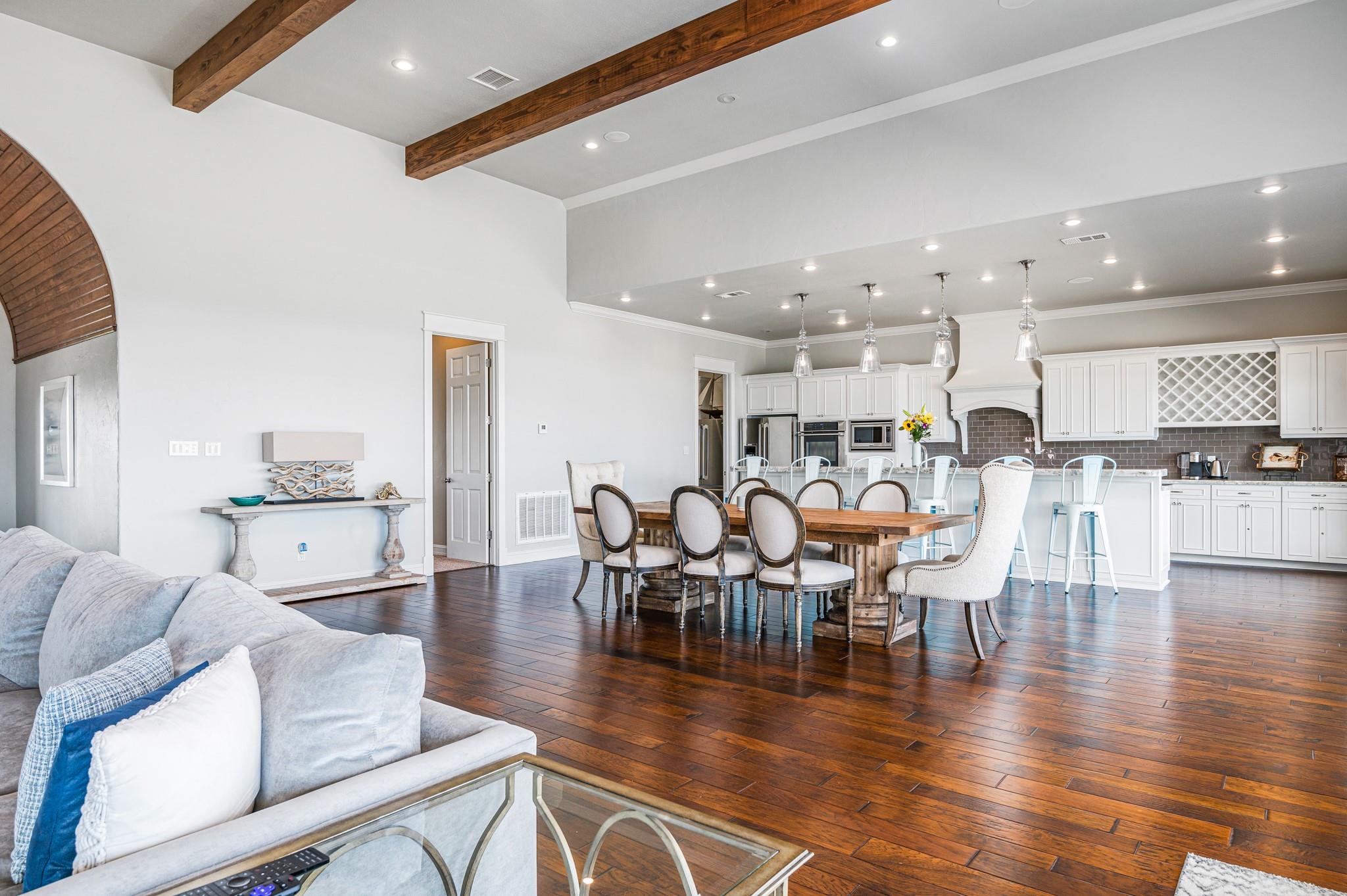 672 Villa Dr, Crystal Beach, TX 77650