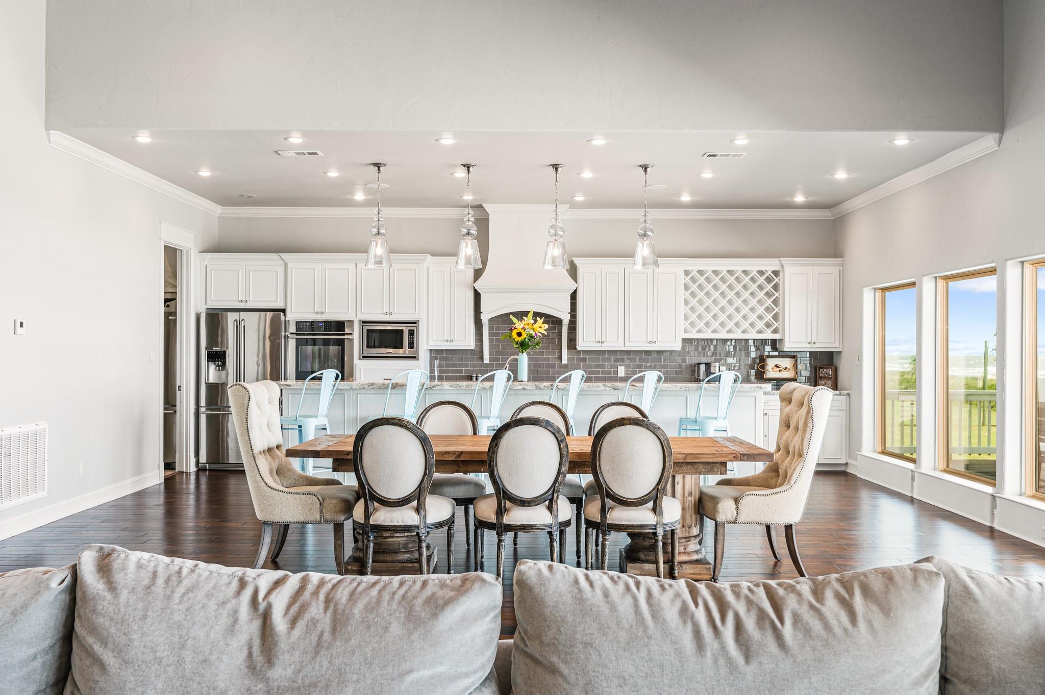 672 Villa Dr, Crystal Beach, TX 77650