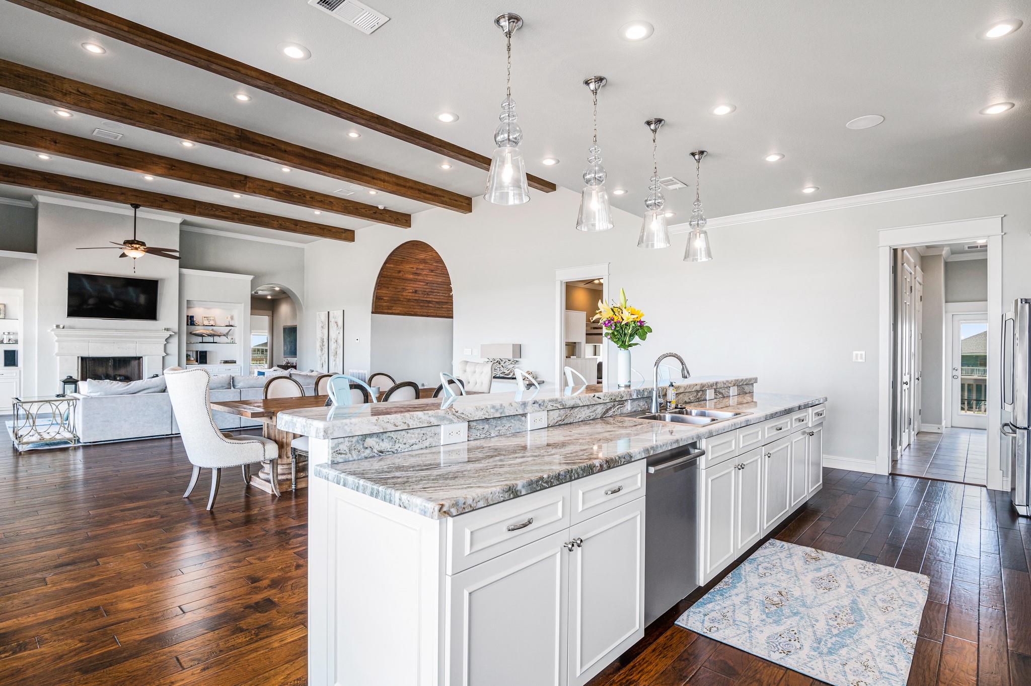 672 Villa Dr, Crystal Beach, TX 77650