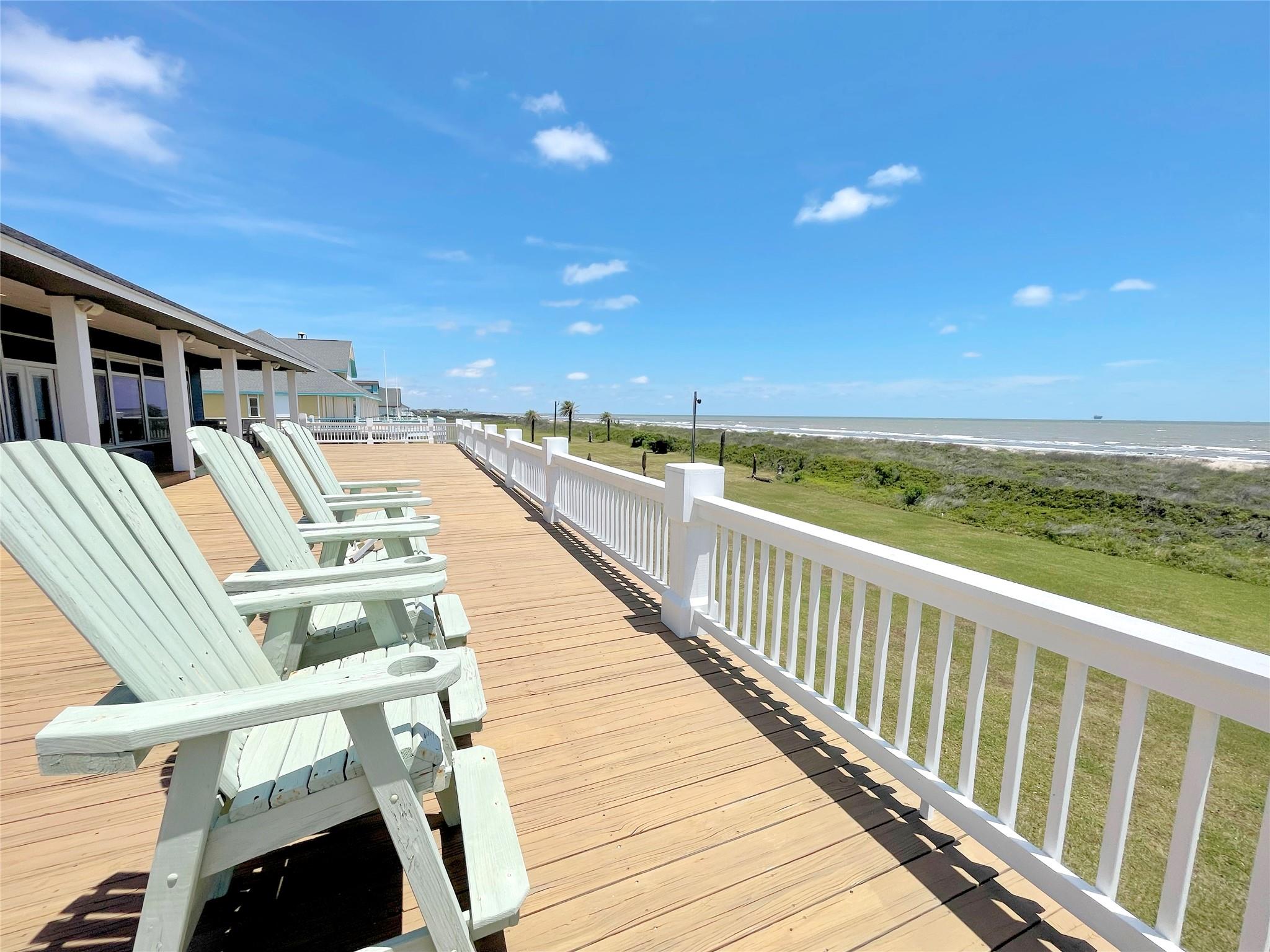 672 Villa Dr, Crystal Beach, TX 77650