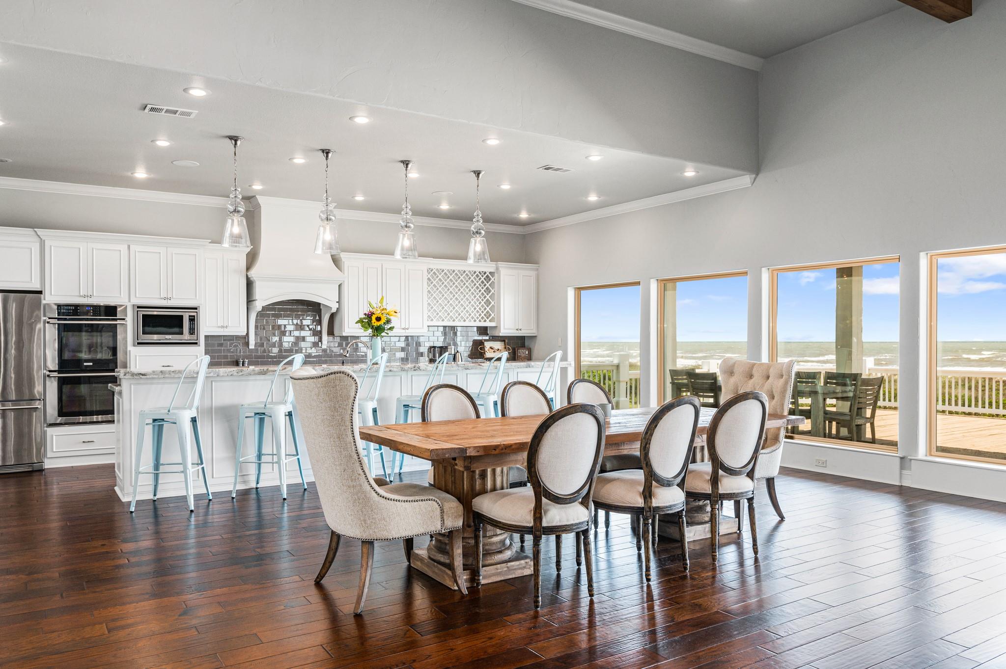 672 Villa Dr, Crystal Beach, TX 77650