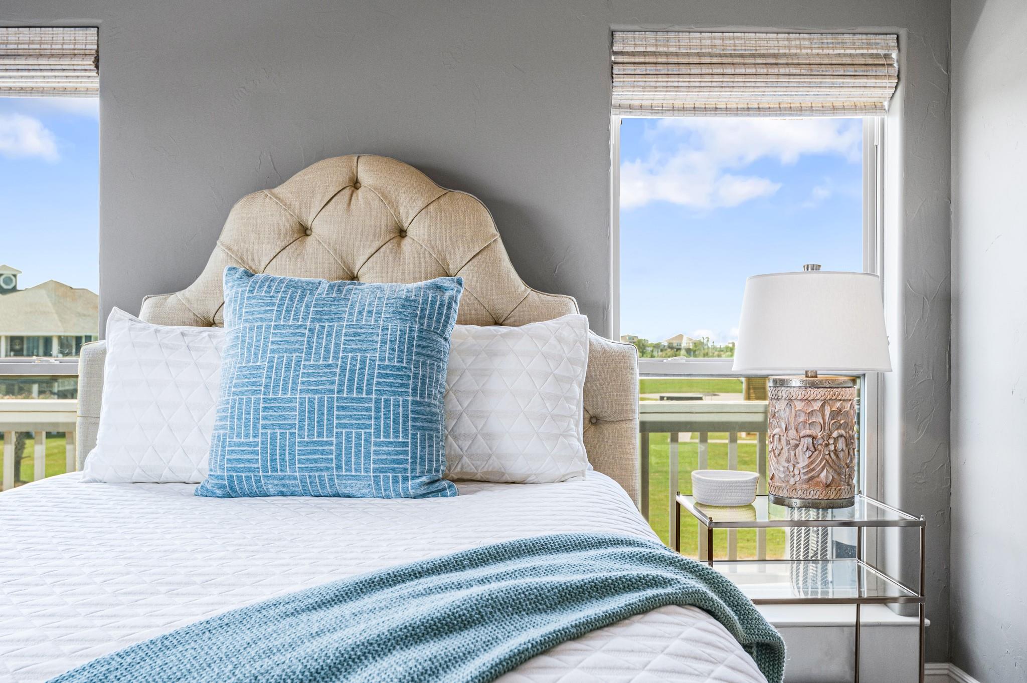 672 Villa Dr, Crystal Beach, TX 77650