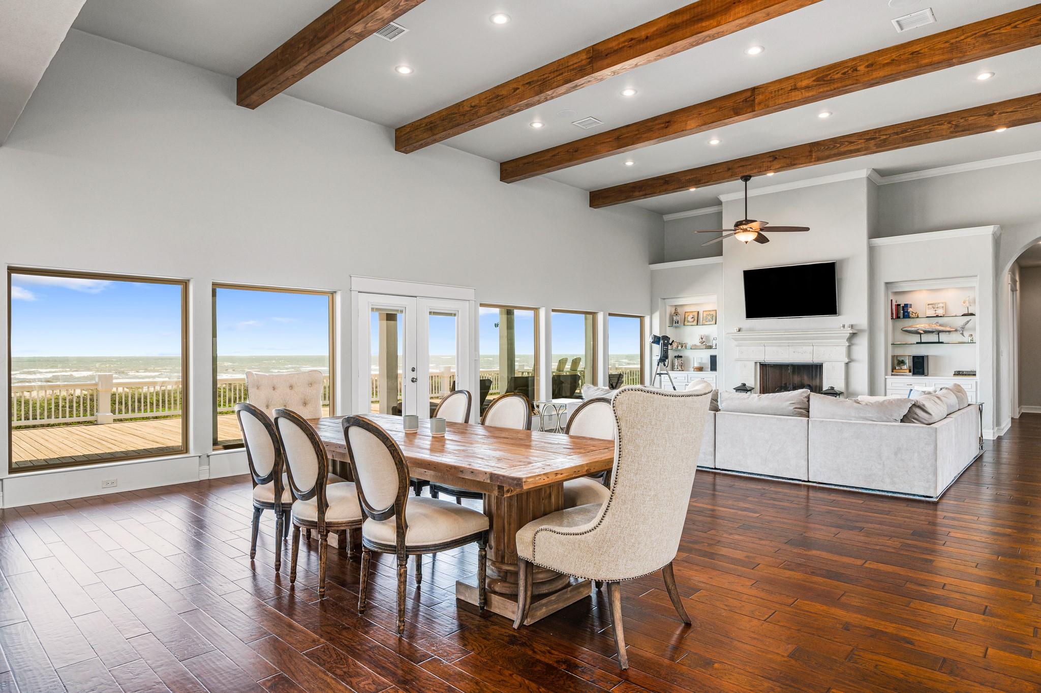 672 Villa Dr, Crystal Beach, TX 77650