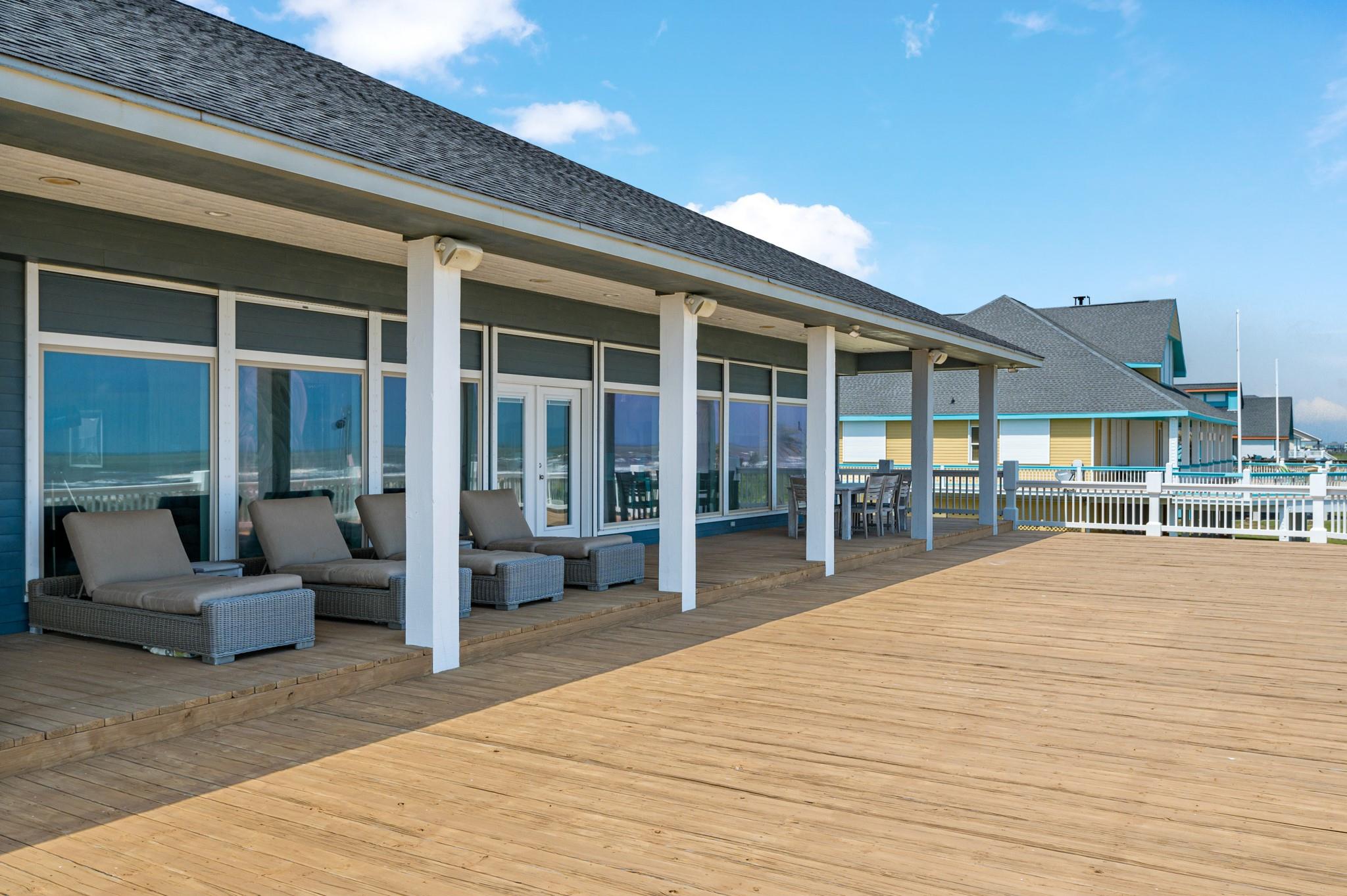 672 Villa Dr, Crystal Beach, TX 77650